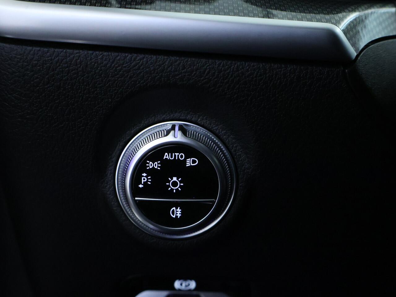 Mercedes-Benz C-KLASSE Estate 300 e AMG Plug-In Hybride AMG Line | Trekhaak | Panorama Schuif-Kanrteldak | Distronic | Stuur en Stoelverwarming. Inclusief 24 maanden Mercedes-Benz Certified garantie voor Europa.