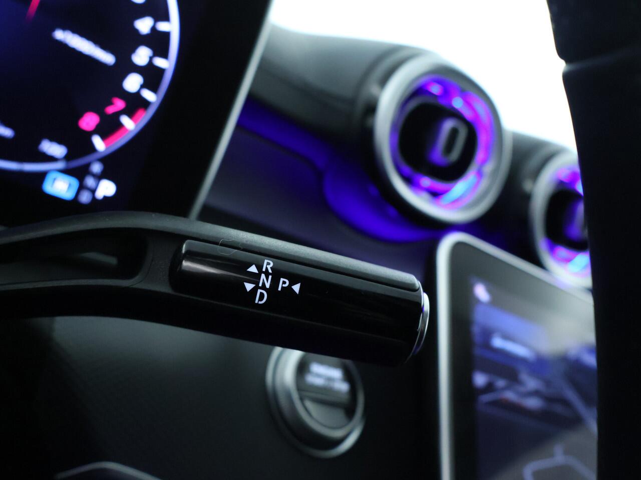 Mercedes-Benz C-KLASSE Estate 300 e AMG Plug-In Hybride AMG Line | Night Pakket | Trekhaak | Panorama Schuif-Kanteldak | Memory Voorstoelen. Inclusief 24 maanden Mercedes-Benz Certified garantie voor Europa.