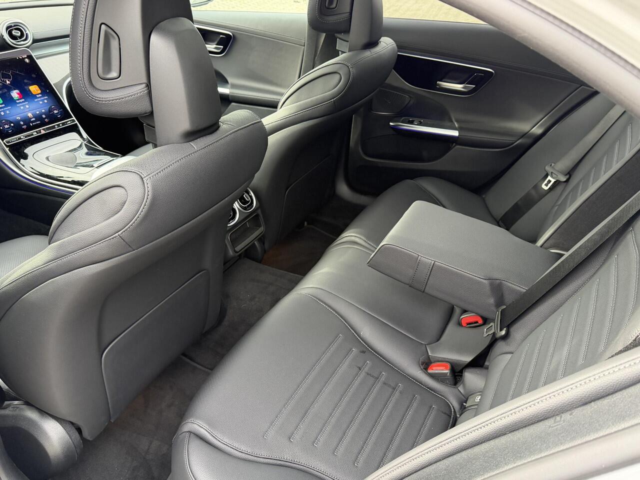 Mercedes-Benz C-KLASSE 180 Business Solution AMG | Panoramadak | Sportstoelen | Digital Light | 360 Camera | DAB | Ele.wegklapbare Trekhaak | Sfeerverlichting | Nightpakket | Spiegelpakket | Apple Carplay/Android Auto |