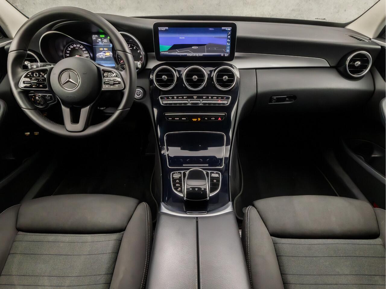 Mercedes-Benz C-KLASSE Estate 300e PHEV AMG Sport 320Pk Automaat (APPLE CARPLAY, GROOT NAVI, CAMERA, ELEK SPORTSTOELEN, ADAPTIVE CRUISE, STOELVERWARMING, GETINT GLAS, TREKHAAK, NIEUWSTAAT)