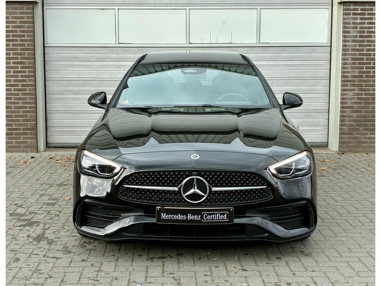 Mercedes-Benz C-KLASSE Estate 180 Star Edition AMG | Night Pakket | Panoramadak | Burmester 3D Surround Sound | Elektrisch Verstelbare Stoelen + Memory | Dodehoekassistent | Apple CarPlay | Android Auto | Sfeerverlichting | Stoelverwarming | Achteruitrijcamera