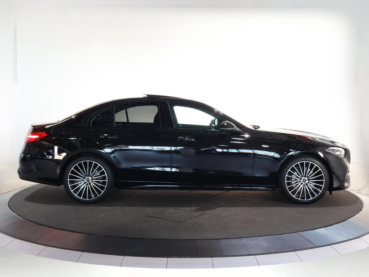 Mercedes-Benz C-KLASSE 300e Business Solution AMG | Panoramaschuifdak | Nightpakket | Digital Light | 19" LM velgen | Dodehoekassistent | 360° camera | Stoelverwarming | Sfeerverlichting |