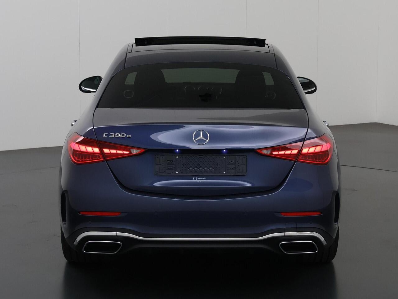 Mercedes-Benz C-KLASSE 300e AMG Line | Panoramaschuifdak| Rijsassistentiepakket | Trekhaak | 360 camera | Digital light | Winterpakket