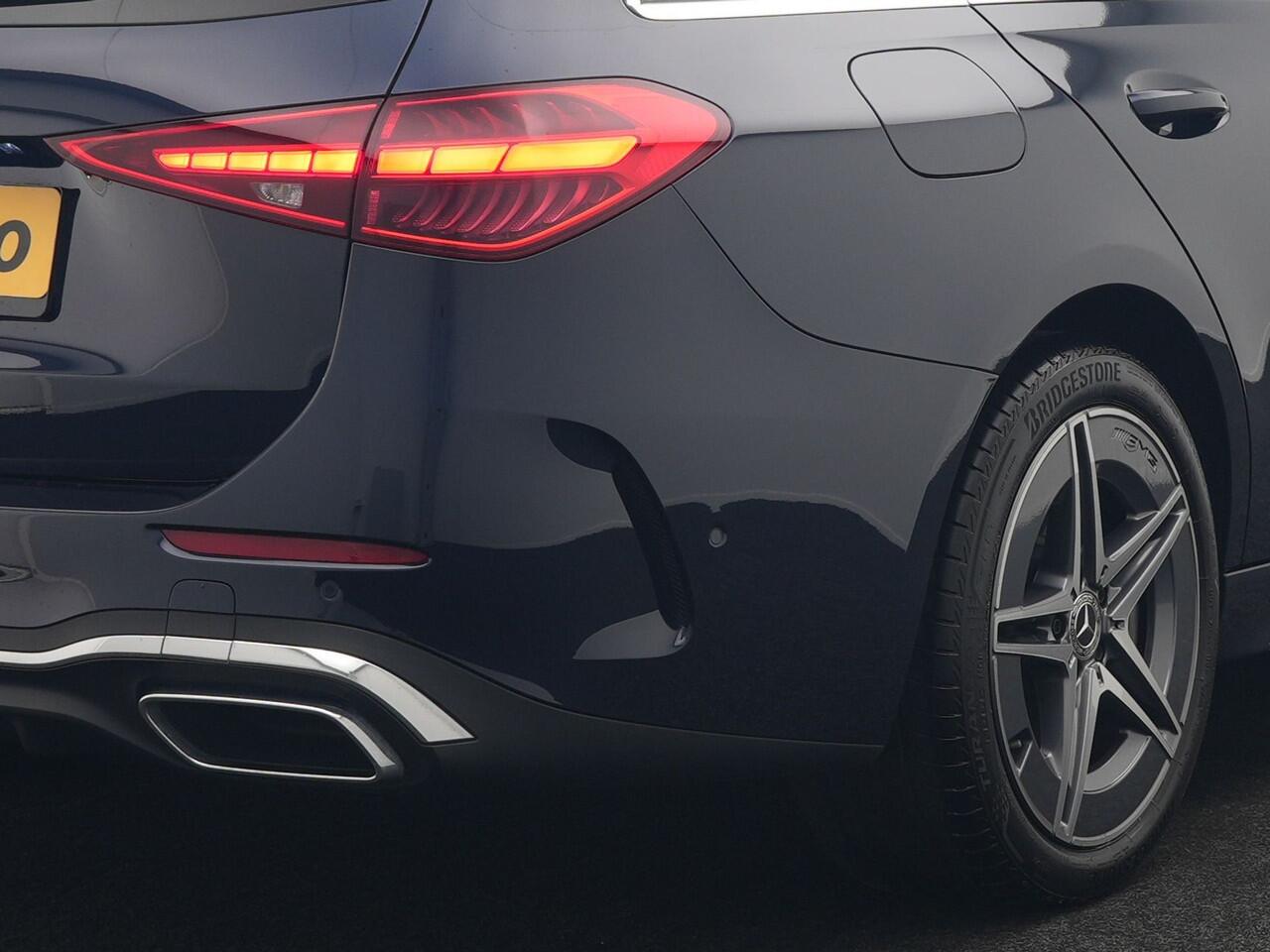 Mercedes-Benz C-KLASSE Estate 300 e AMG Line Plug In Hybrid 313pk Dealer O.H. PHEV | Adaptive Cruise | Head Up | Camera | Digital LED | Bi Color Lederen Sportstoelen Verwarmd | Apple Carplay | Sfeerverlichting | Virtual | Navigatie | DAB |