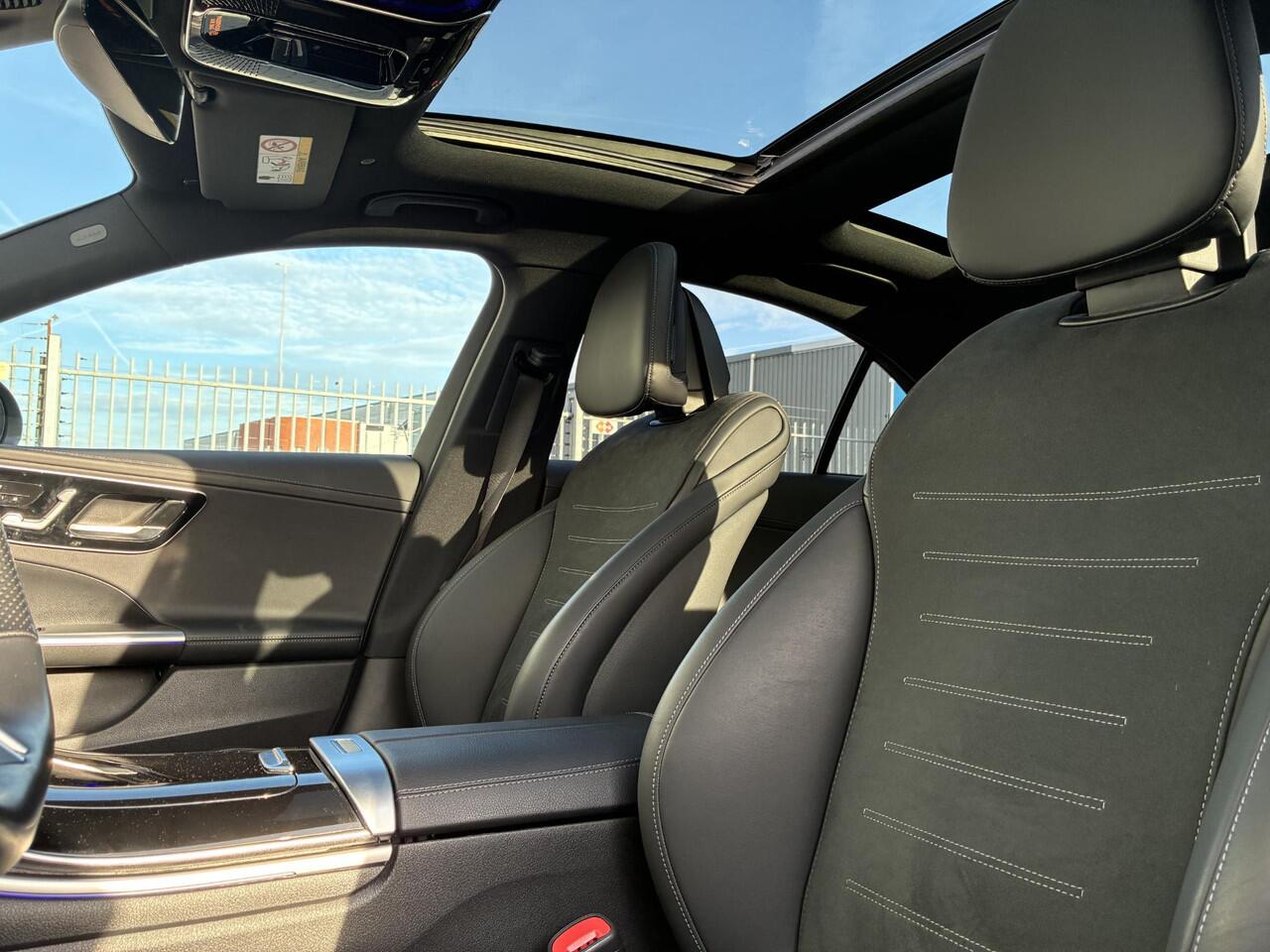 Mercedes-Benz C-KLASSE 300 e | AMG Line | Panoramadak | Trekhaak | Premium Plus | Night Pakket | Winter Pakket | Elektrisch Verstelbare Stoelen + Memory | Head-up Display | 360° Camera | Dodehoekassistent | Stuurverwarming | Stoelverwarming | Sfeerverlichting