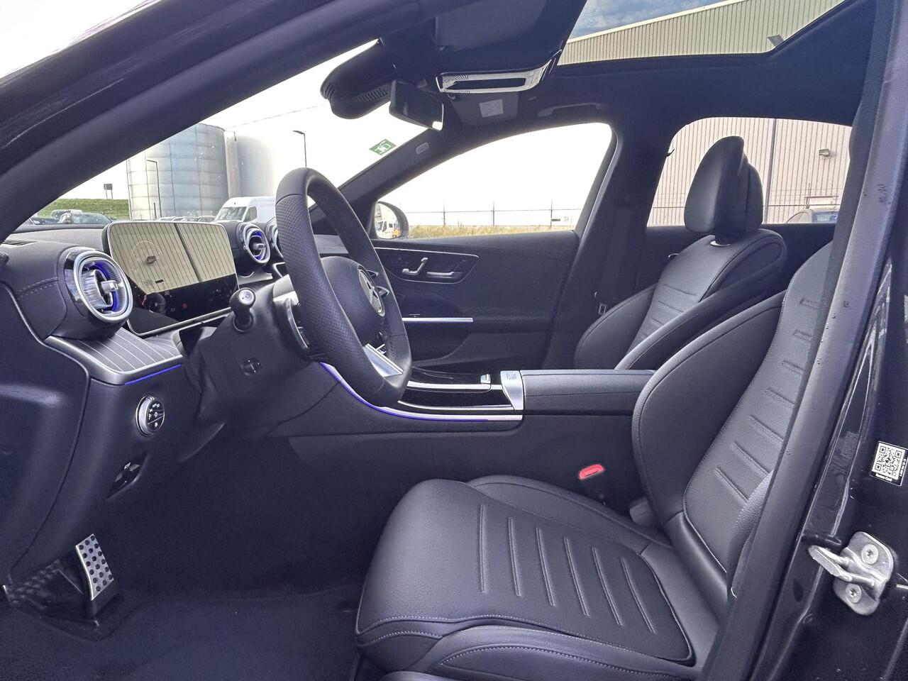 Mercedes-Benz C-KLASSE 300 e Business Solution AMG | Night Pakket | Panoramadak | Trekhaak | 360° Camera | Dodehoekassistent | Elektrisch Verstelbare Stoelen + Memory | Apple CarPlay | Android Auto | Sfeerverlichting | Stoelverwarming