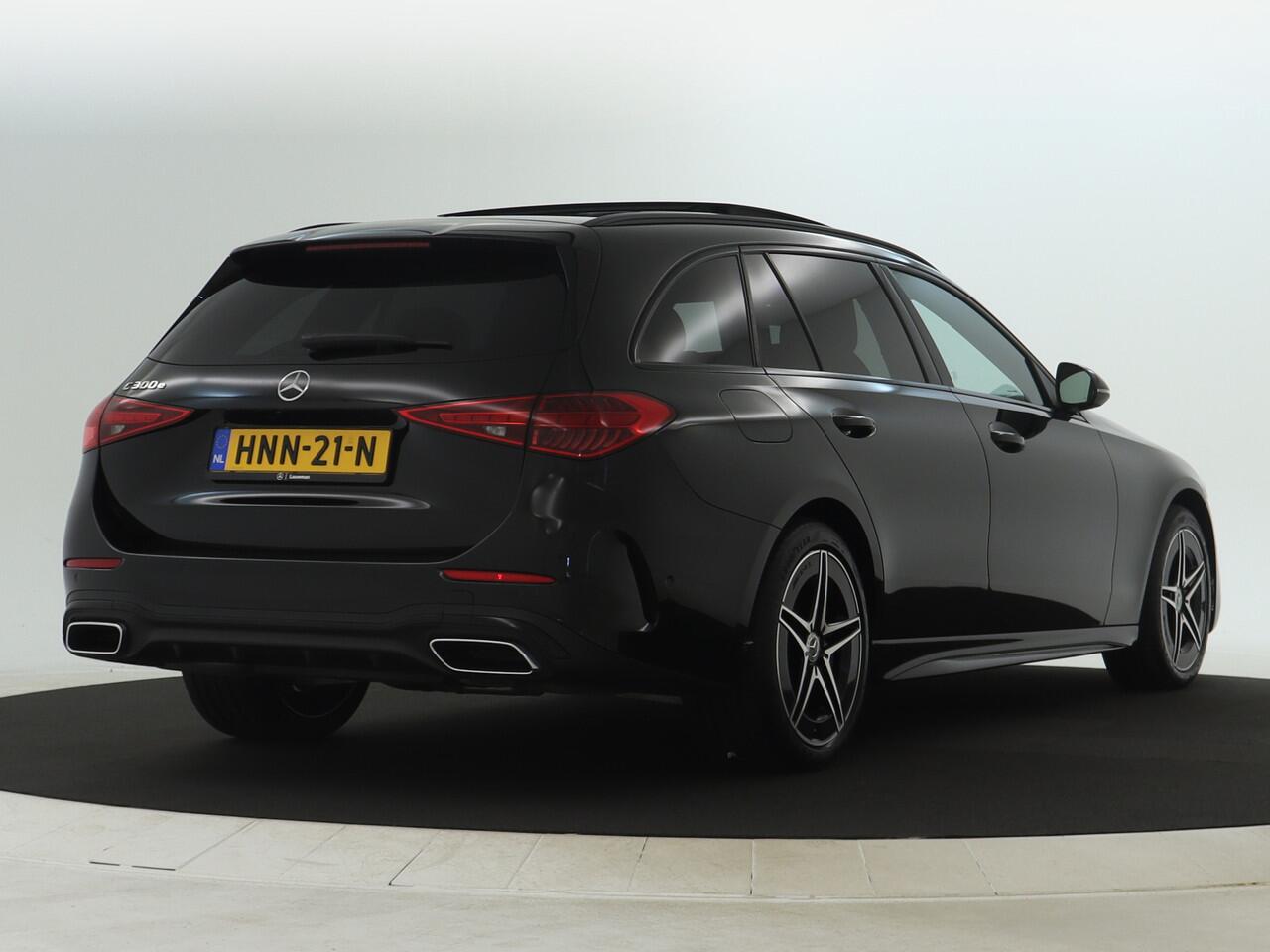 Mercedes-Benz C-KLASSE Estate 300 e AMG Plug-In Hybride | AMG Line Advanced Plus | Night Pakket | Panorama Schuif-Kanteldak | Distronic | Stuur en Stoelverwarming | Inclusief 24 maanden MB Certified garantie voor Europa.