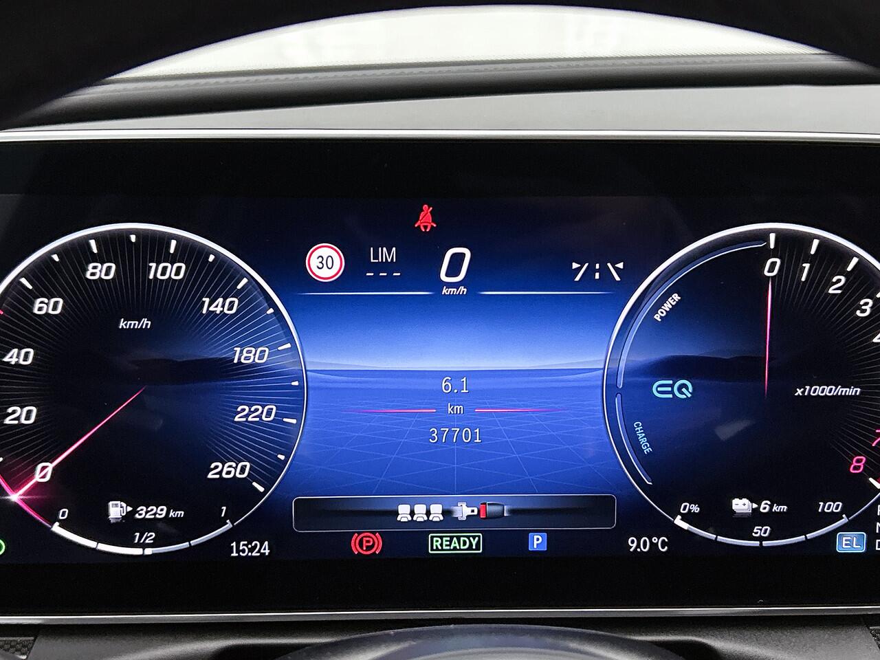 Mercedes-Benz C-KLASSE 300 e AMG Plug-In Hybride | AMG Line | Night Pakket | Schuif-Kanteldak | Alarm | Sfeerverlichting | Dodehoek Assist. Inclusief 24 maanden MB Certified garantie voor Europa.