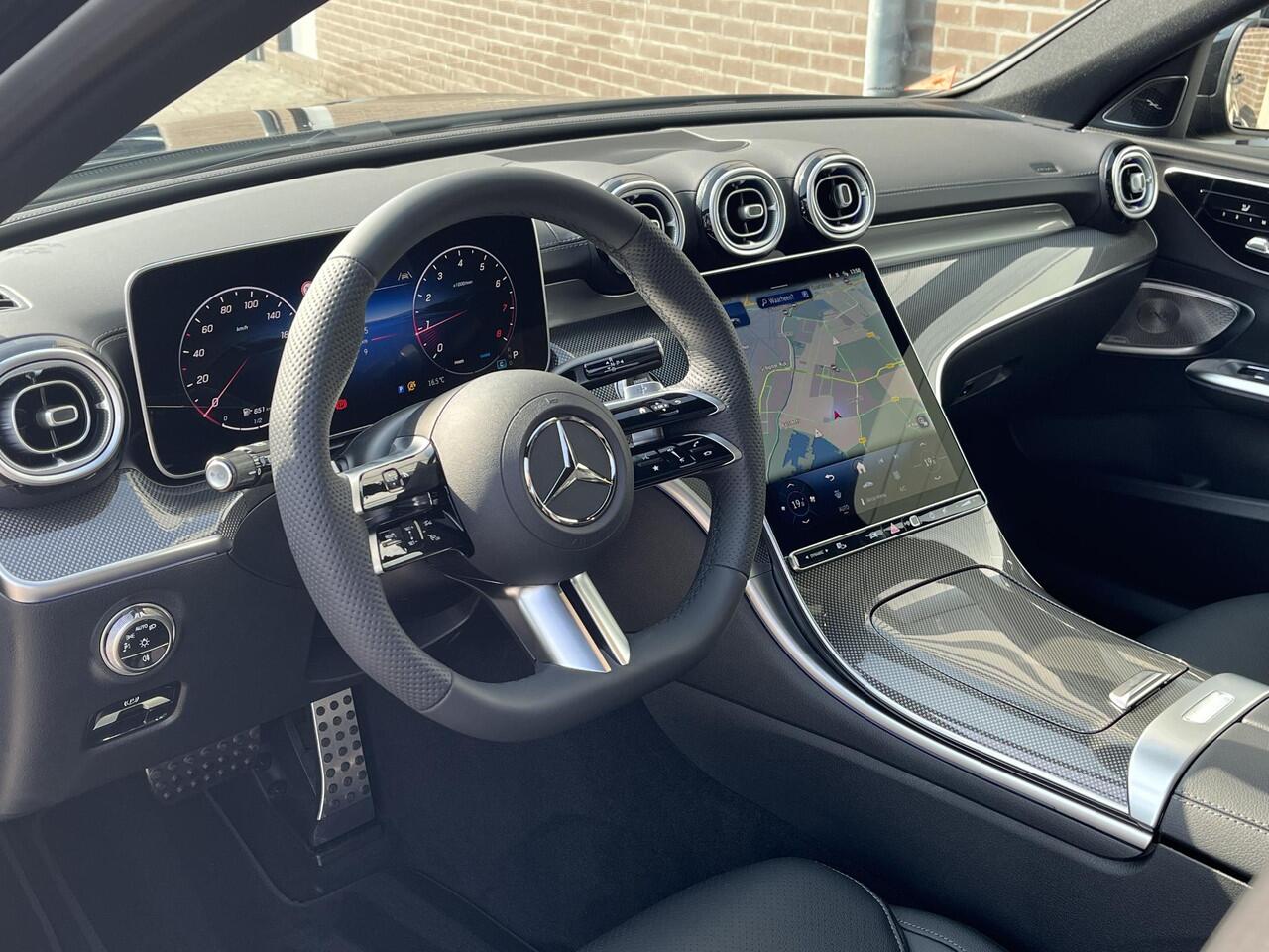 Mercedes-Benz C-KLASSE Estate 180 Star Edition AMG | Night Pakket | Panoramadak | Trekhaak | Burmester 3D Surround Sound | Elektrisch Verstelbare Stoelen + Memory | Apple CarPlay | Android Auto | Dodehoekassistent | Sfeerverlichting | Stoelverwarming