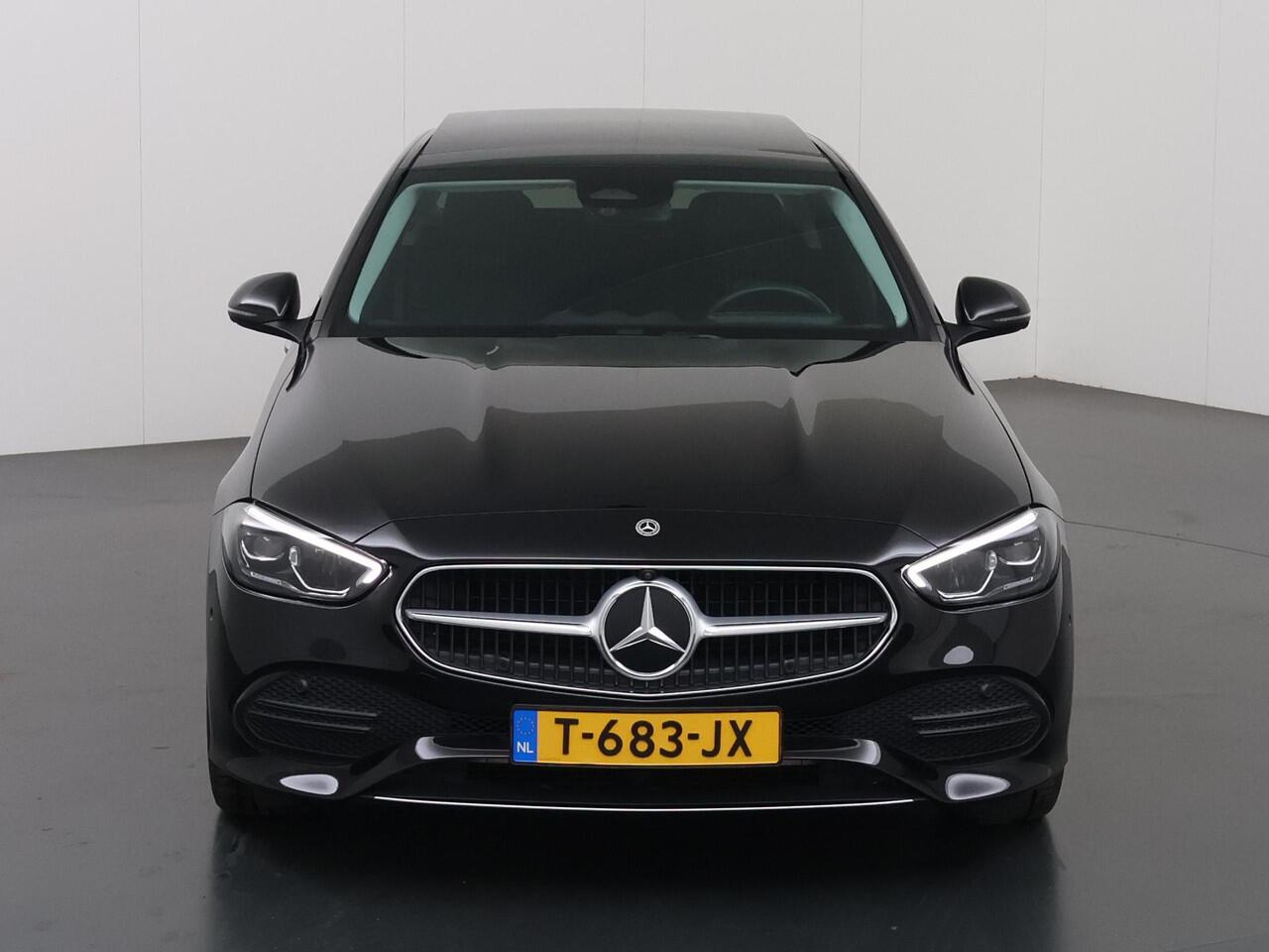 Mercedes-Benz C-KLASSE 180 AMG Line | Panoramadak | 360 camera | Draadloos laden | Elektrisch verstelbare voorstoelen |