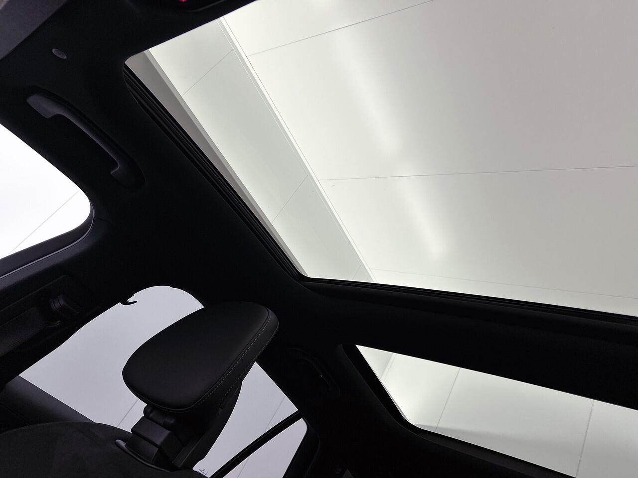 Mercedes-Benz C-KLASSE Estate 180 Star Edition AMG Panoramadak elct. | 5 spaaks licht metalen velgen | Naviagtie | parking support met camera achter\| Inclusief 24 maanden Mercedes-Benz Certified garantie voor Europa.