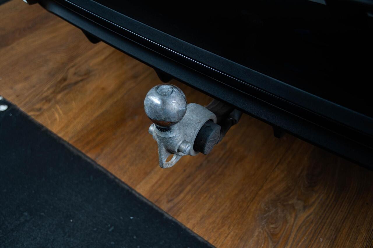 Mercedes-Benz C-KLASSE Estate 300 e AMG Line Trekhaak - Panoramadak - Rijassistentiepakket plus - Night Pack - Premium Soundsystem - MBUX Navigatie Premium - Stoelverwarming voor - Stuur verwarmbaar -