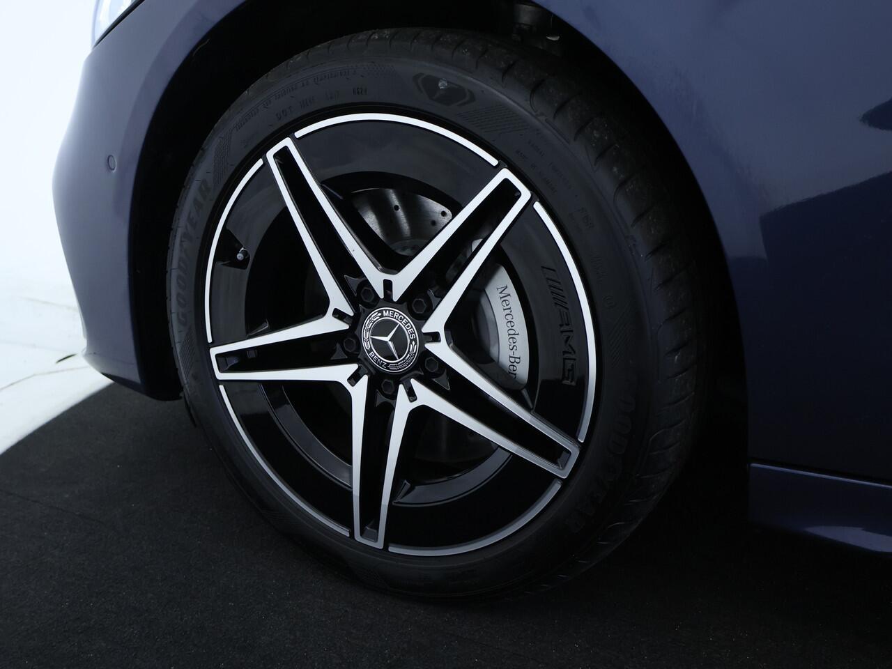 Mercedes-Benz C-KLASSE Estate 300 e Plug-In Hybride AMG Nightpakket | Trekhaak | Panoramadak | Memory | Stuur en Stoelverwarming | Dode Hoek Ass | Car Play | Inclusief 24 maanden Mercedes-Benz Certified garantie voor Europa.