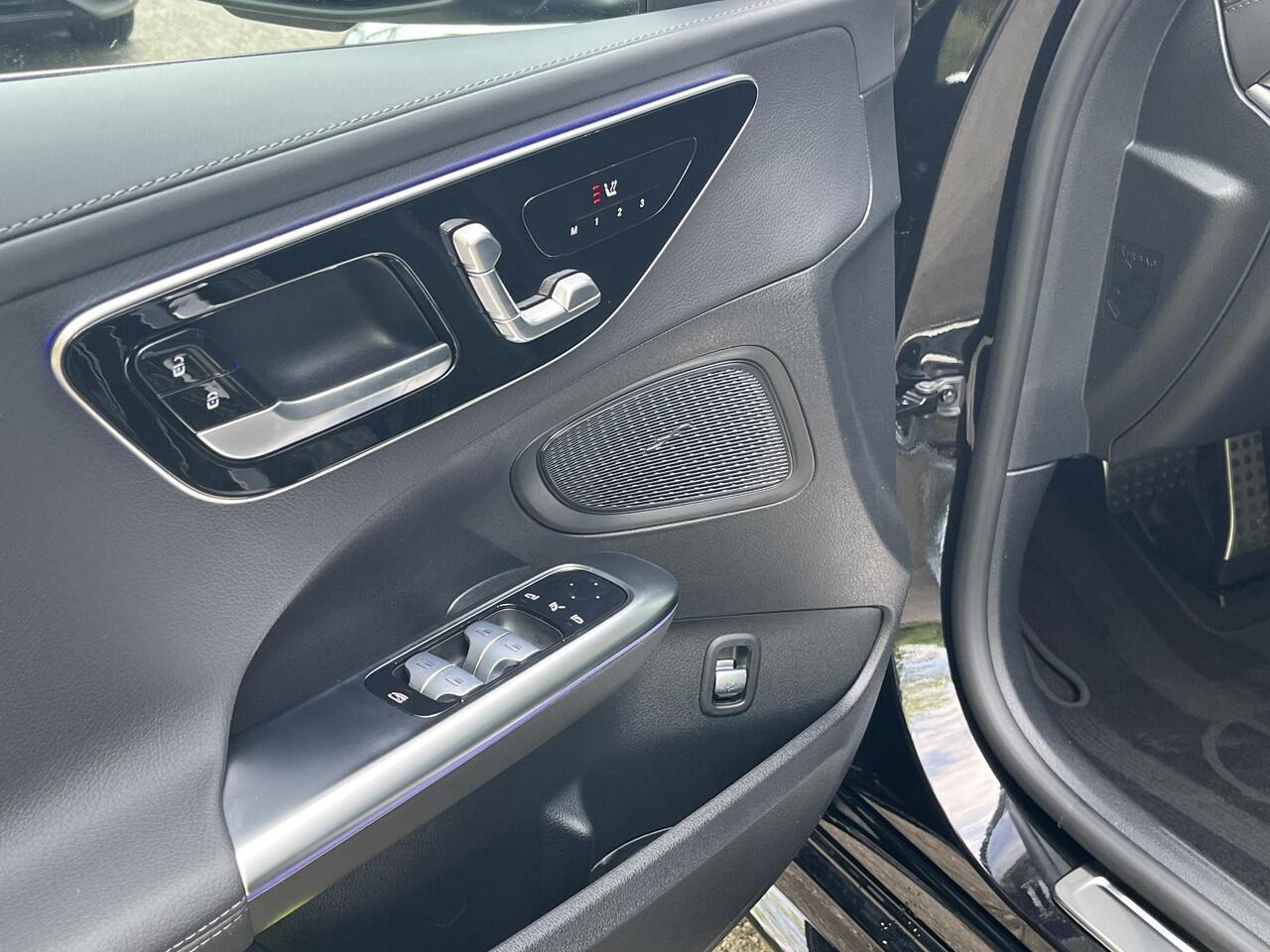 Mercedes-Benz C-KLASSE 180 Star Edition AMG | Night Pakket | Panoramadak | Sierdelen Lindehout Antraciet | Apple CarPlay | Android Auto | Dodehoekassistent | Elektrisch Verstelbare Stoelen + Memory | Stoelverwarming | Sfeerverlichting | Achteruitrijcamera