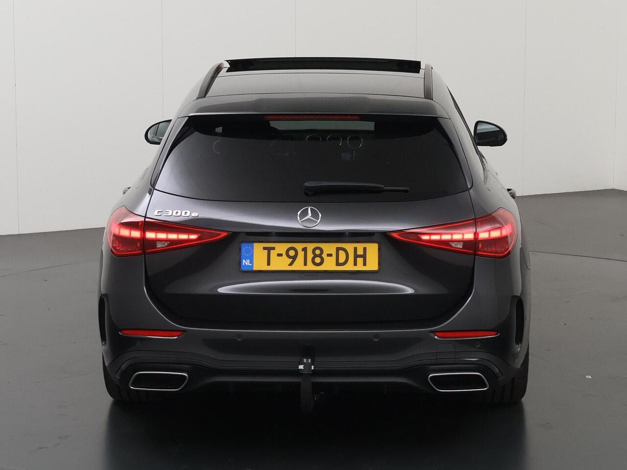 Mercedes-Benz C-KLASSE Estate 300 e AMG Night | Panoramadak | Trekhaak | Sfeerverlichting | Stoelverwarming | Alarm |