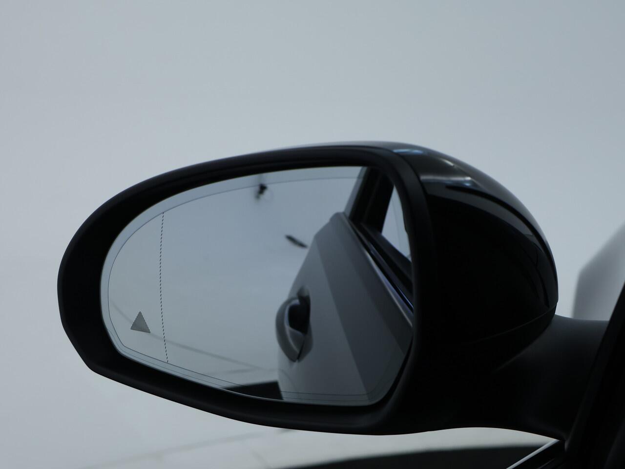 Mercedes-Benz C-KLASSE Estate 300 e AMG Plug-In Hybride AMG Line | Night Pakket | Trekhaak | Panorama Schuif-Kanteldak | Memory Voorstoelen. Inclusief 24 maanden Mercedes-Benz Certified garantie voor Europa.