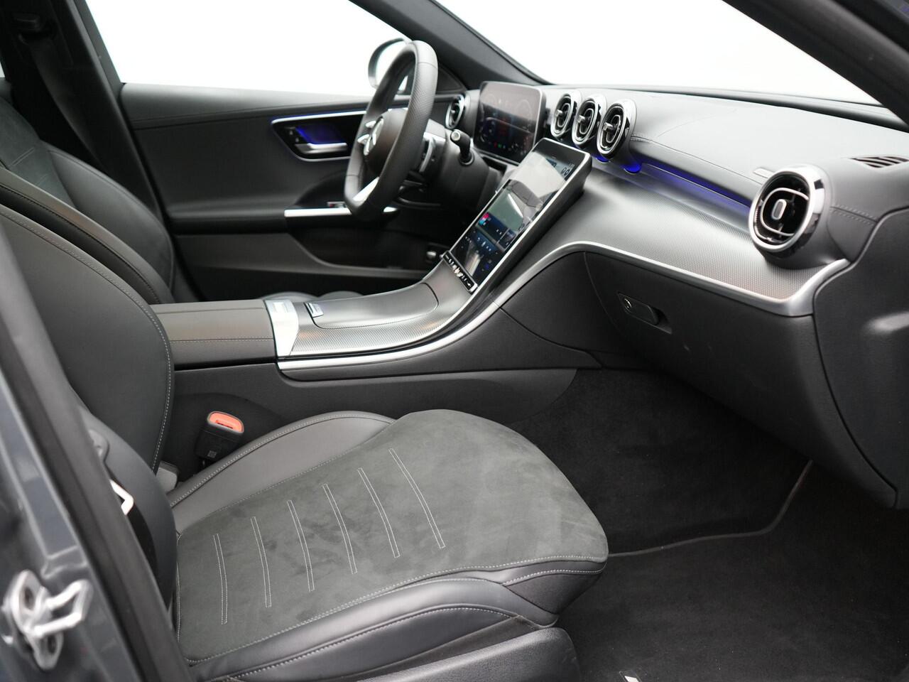 Mercedes-Benz C-KLASSE Estate 300 e AMG Night Plug In Hybrid 320pk Dealer O.H. NIEUW MODEL PHEV | Panodak | Trekhaak af Fabriek | Alcantara Sportstoelen Verwarmd | Sfeerverlichting | Navigatie | Apple Carplay | Virtual | Camera | DAB |