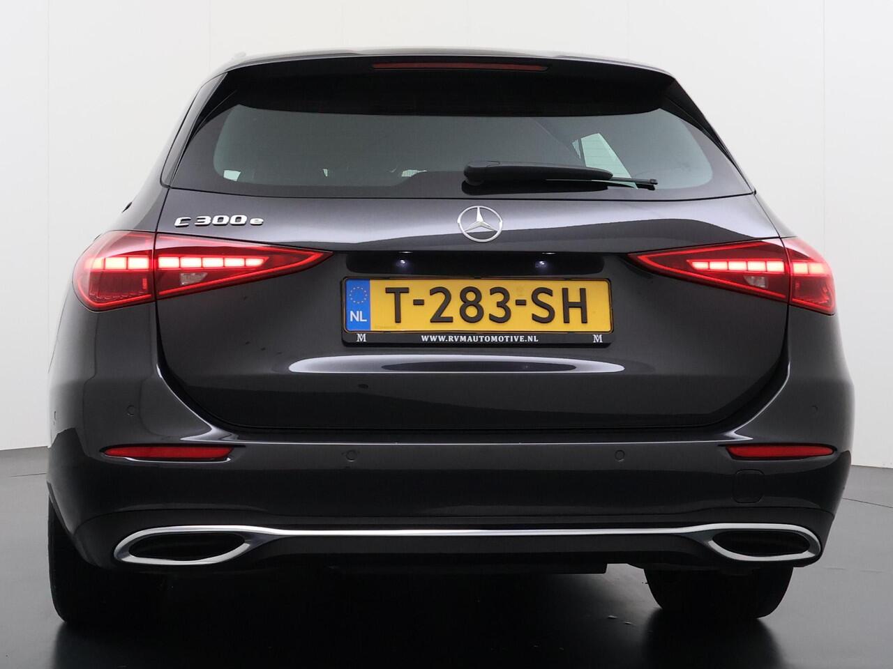 Mercedes-Benz C-KLASSE Estate 300 e Luxury Line VAN: ¤42.900,- VOOR: ¤36.877,- UW EINDEJAARSVOORDEEL: ¤6.023,- | ELKTR. TREKHAAK | DODE HOEK DETECTIE | ELKTR. STOELEN MET GEHEUGEN | APPLE CARPLAY |