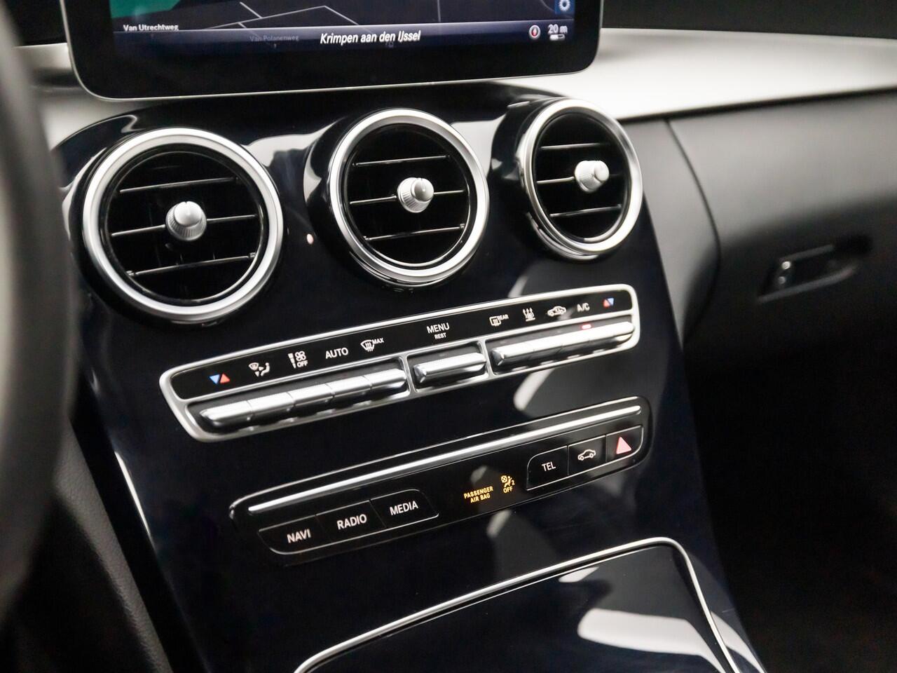 Mercedes-Benz C-KLASSE Estate 300e PHEV AMG Sport 320Pk Automaat (APPLE CARPLAY, GROOT NAVI, CAMERA, ELEK SPORTSTOELEN, ADAPTIVE CRUISE, STOELVERWARMING, GETINT GLAS, TREKHAAK, NIEUWSTAAT)