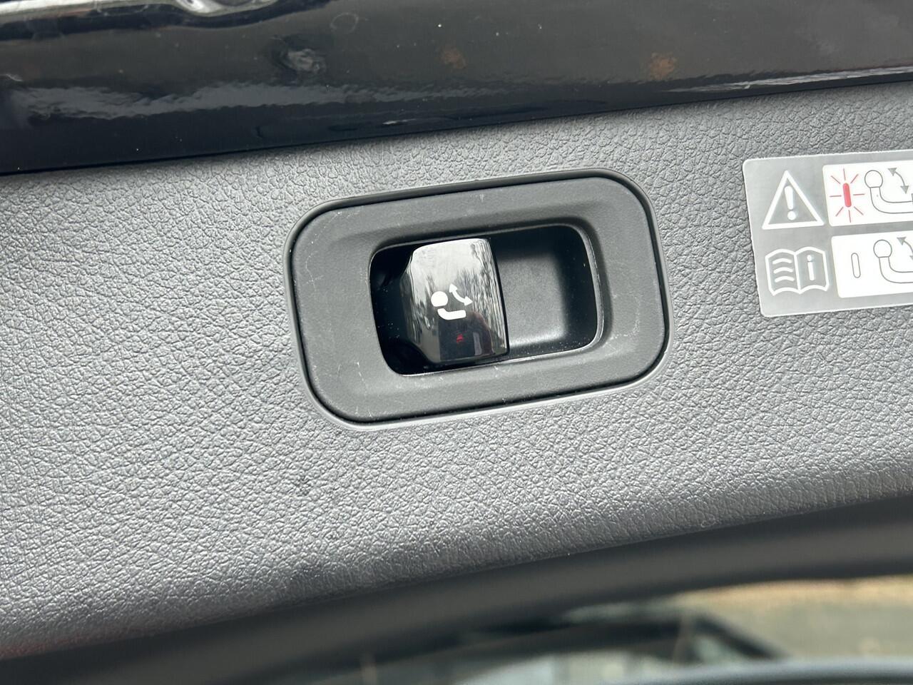 Mercedes-Benz C-KLASSE 300e AMG Estate // Trekhaak // Panoramadak // Distronic // 360 Camera // Memory // Sfeerverlichting