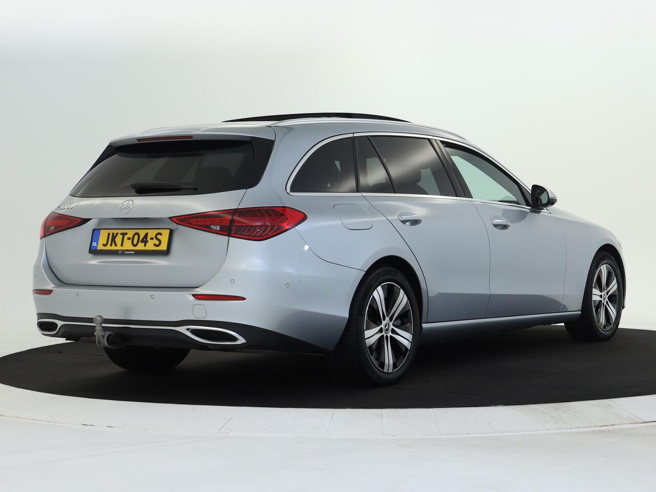 Mercedes-Benz C-KLASSE Estate 300 e AMG Plug-In Hybride Panorama Schuif-Kanteldak | Trekhaak | Digital Light | 360° camera | Easy Pack Achterklep | Apple CarPlay. Inclusief 24 maanden MB Certified garantie voor Europa.