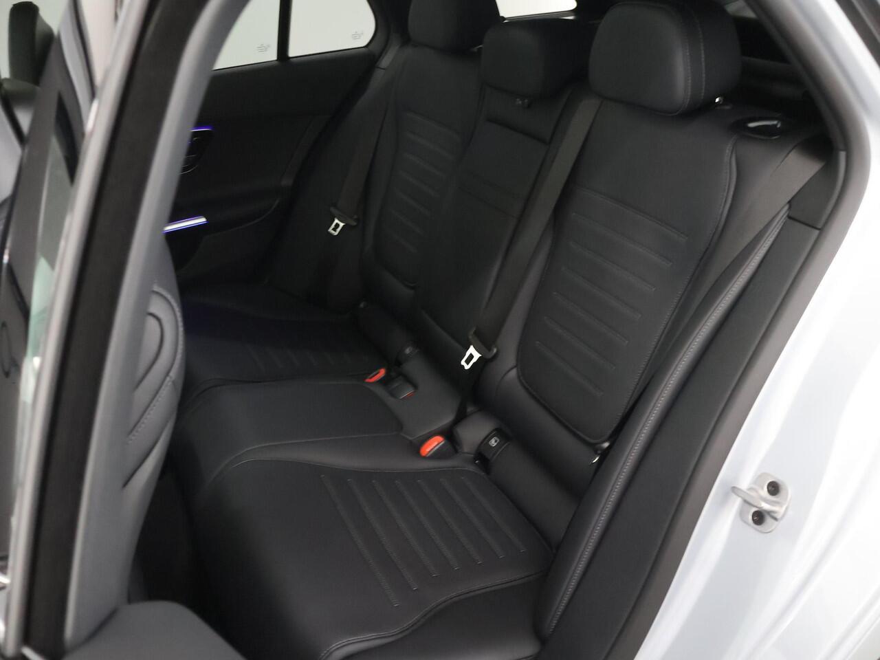 Mercedes-Benz C-KLASSE Estate 300e Business Solution AMG | Panoramadak | Digital Light | Trekhaak | Nightpakket | Memory pakket