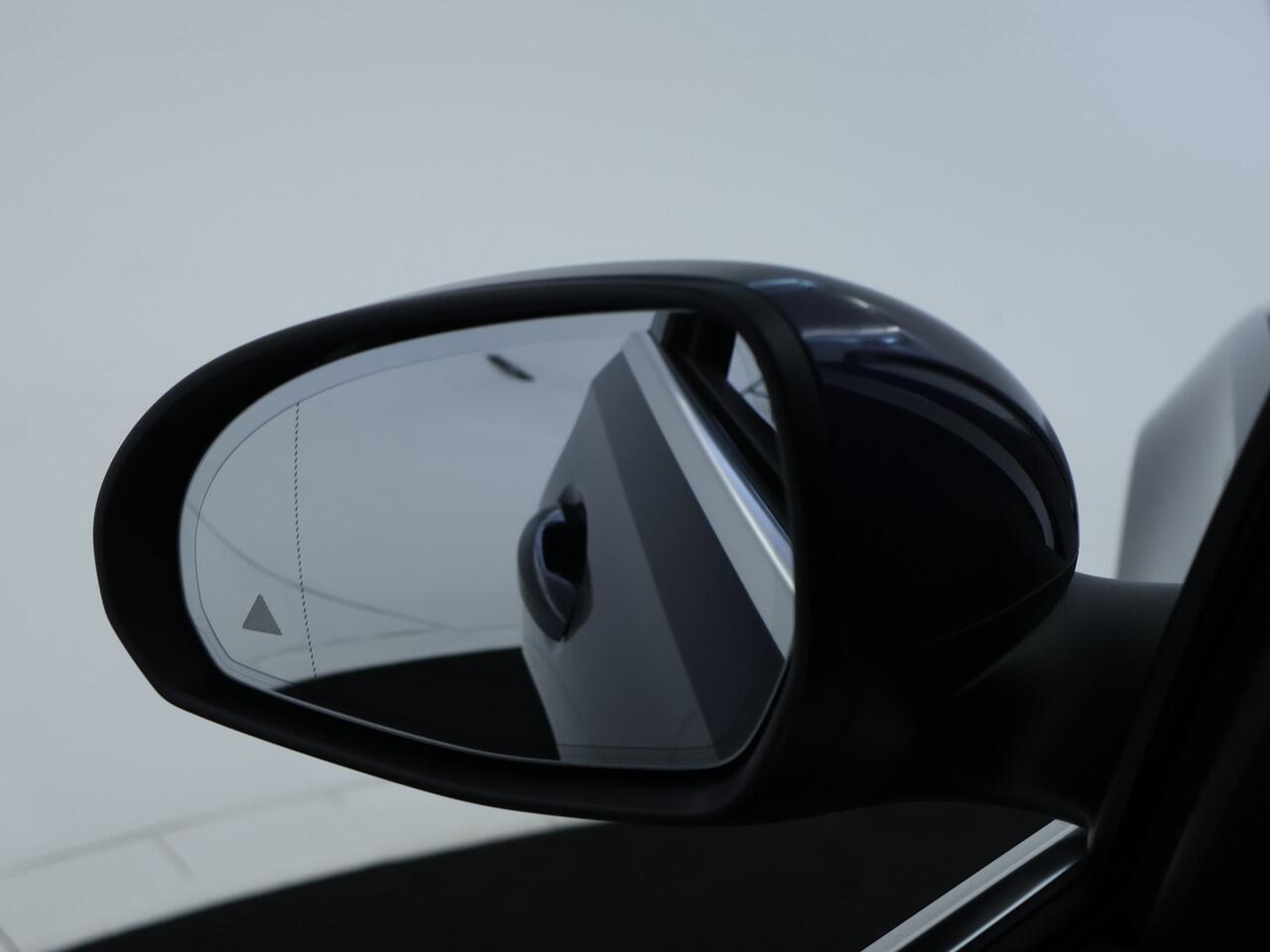 Mercedes-Benz C-KLASSE Estate 300 e AMG Plug-In Hybride AMG Line | Trekhaak | Panorama Schuif-Kanrteldak | Distronic | Stuur en Stoelverwarming. Inclusief 24 maanden Mercedes-Benz Certified garantie voor Europa.