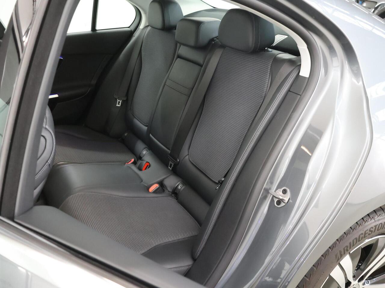 Mercedes-Benz C-KLASSE 200 Launch Edition Luxury Line | Panoramadak | Stoelverwarming | Sfeerverlichting | Achteruitrijcamera |