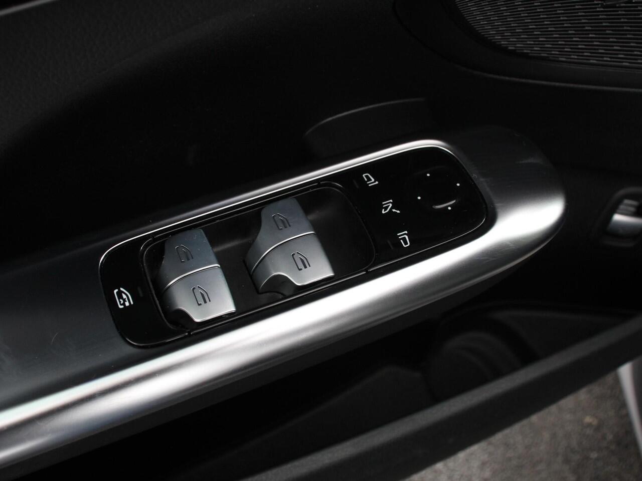 Mercedes-Benz C-KLASSE Estate 200 AMG Line | Climate control | Achteruitrijcamera | Wegklapbare trekhaak | Navigatie | Dodehoek assistent | LED | Sfeerverlichting | Adaptieve cruise control | Verwarmde voorstoelen | Elektrische kofferbak