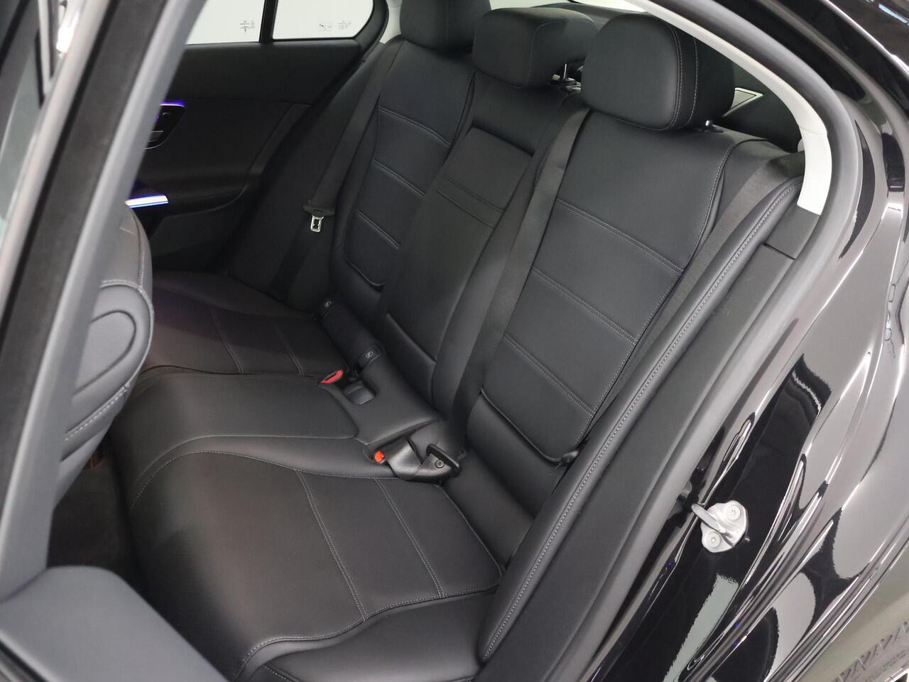 Mercedes-Benz C-KLASSE 180 AMG Line | Panoramadak | 360 camera | Draadloos laden | Elektrisch verstelbare voorstoelen |