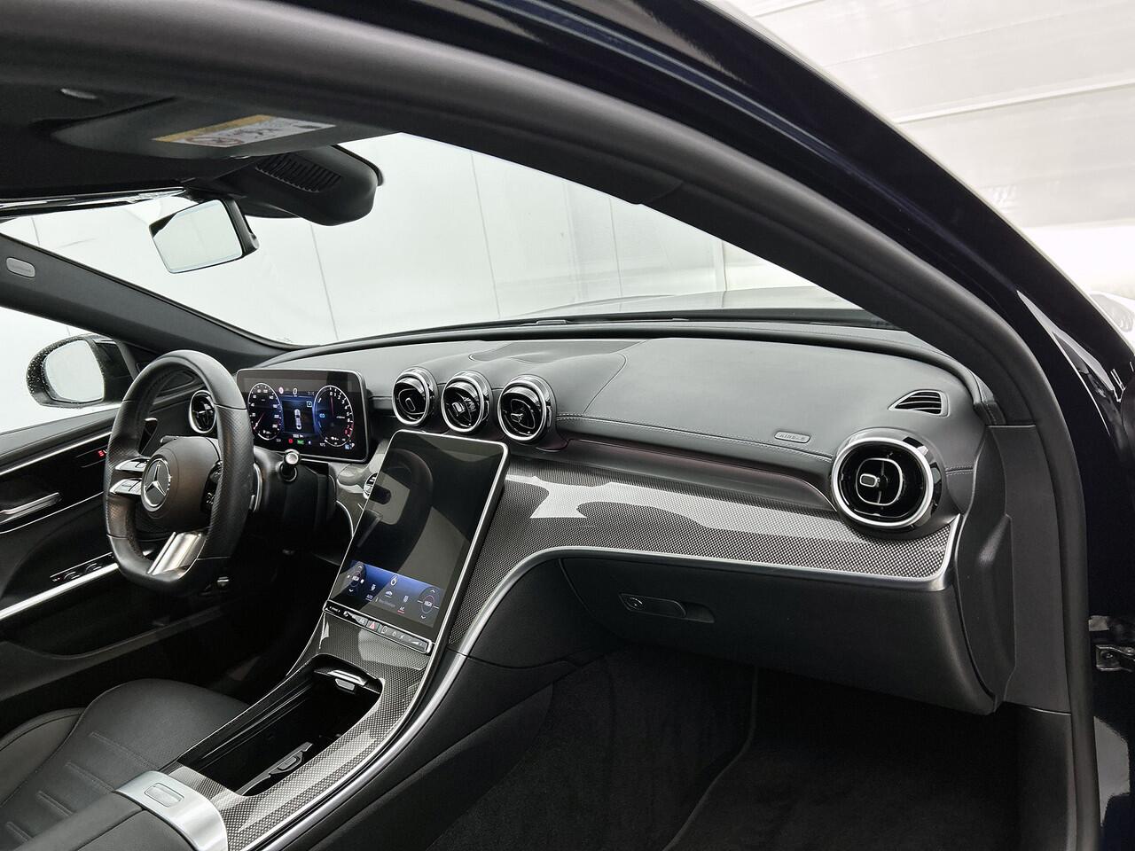 Mercedes-Benz C-KLASSE 300 e AMG Plug-In Hybride | AMG Line | Night Pakket | Schuif-Kanteldak | Alarm | Sfeerverlichting | Dodehoek Assist. Inclusief 24 maanden MB Certified garantie voor Europa.