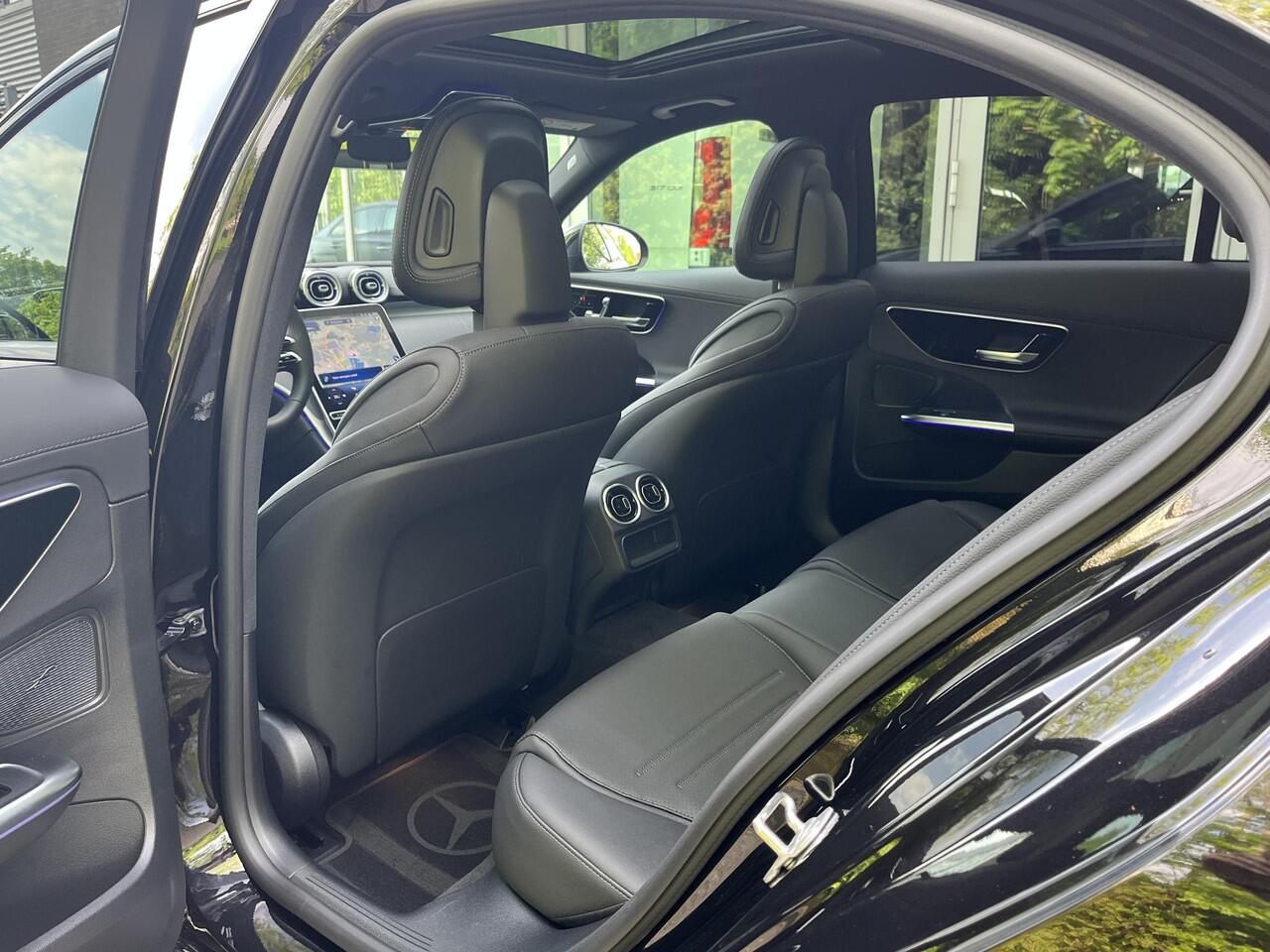 Mercedes-Benz C-KLASSE 180 Star Edition AMG | Night Pakket | Panoramadak | Sierdelen Lindehout Antraciet | Apple CarPlay | Android Auto | Dodehoekassistent | Elektrisch Verstelbare Stoelen + Memory | Stoelverwarming | Sfeerverlichting | Achteruitrijcamera