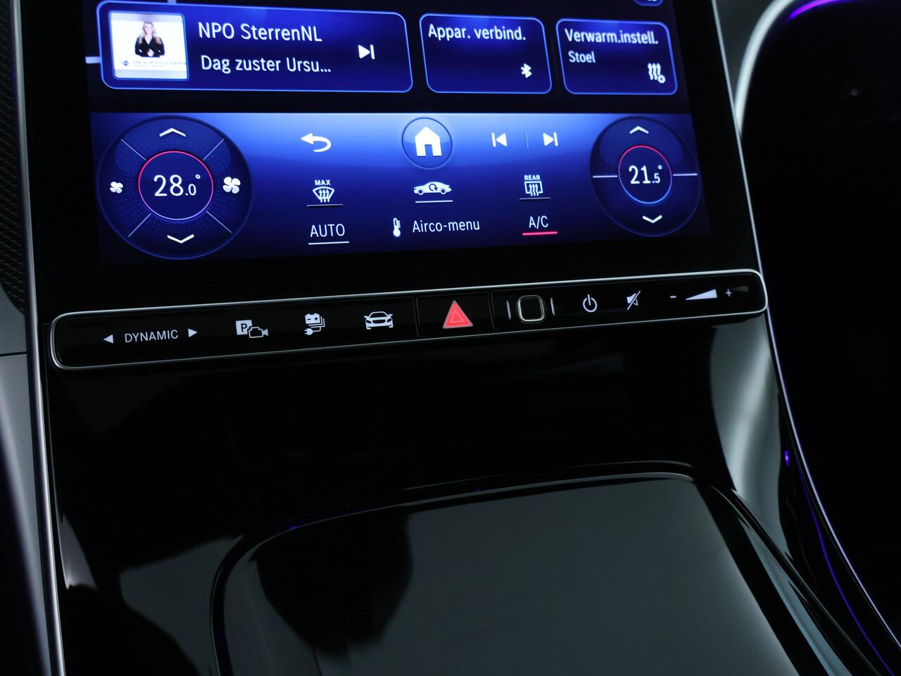 Mercedes-Benz C-KLASSE Estate 300 e AMG Plug-In Hybride AMG Line | Night Pakket | Trekhaak | Panorama Schuif-Kanteldak | Memory Voorstoelen. Inclusief 24 maanden Mercedes-Benz Certified garantie voor Europa.