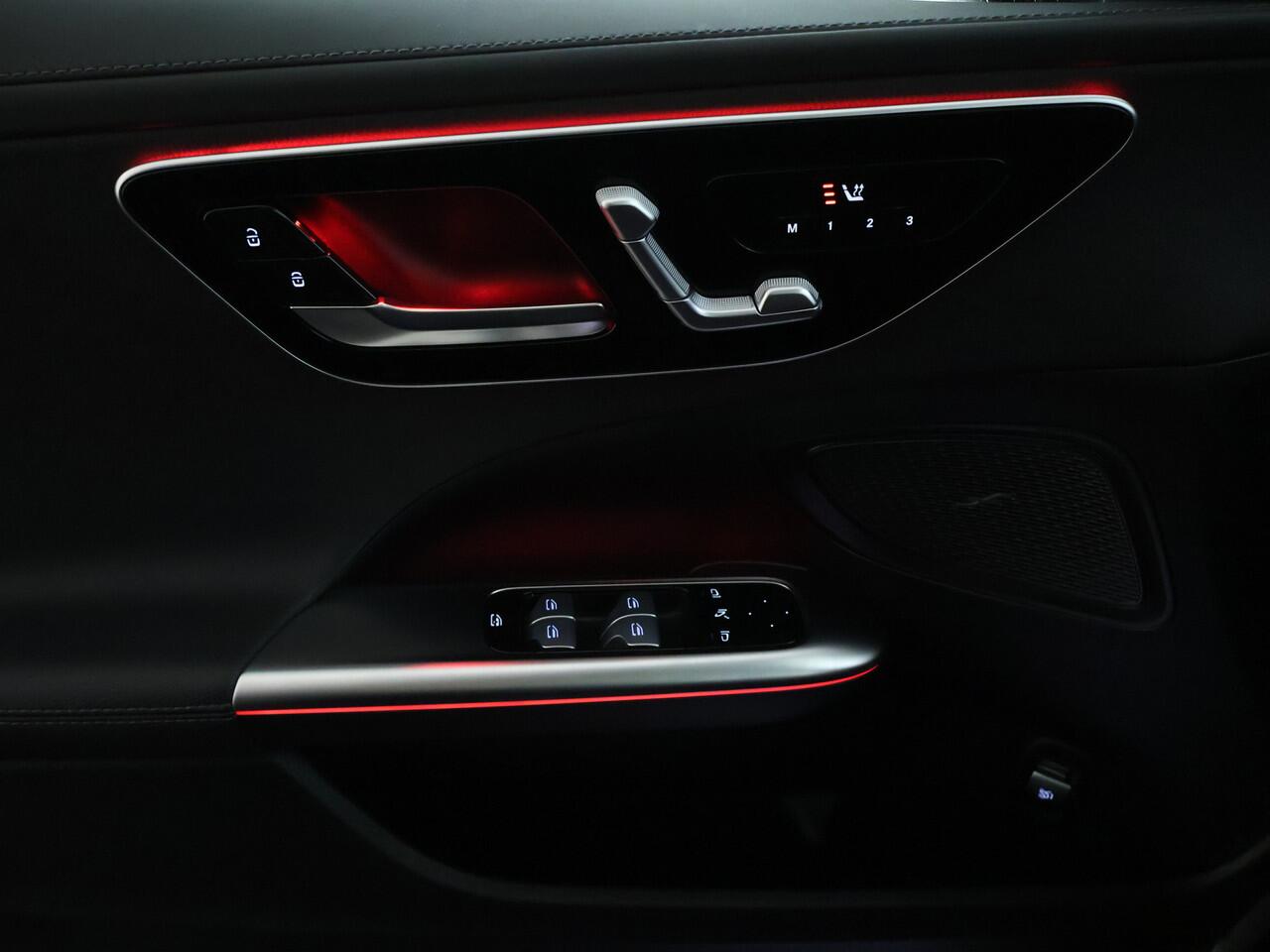 Mercedes-Benz C-KLASSE Estate 180 Star Edition AMG Line | AMG Line | Panoramadak | Trekhaak | Memory voorstoelen | Alarm Klasse 3 | Dodehoek Assist | Easy-Pack Achterklep. Inclusief 24 maanden MB Certified garantie voor Europa.