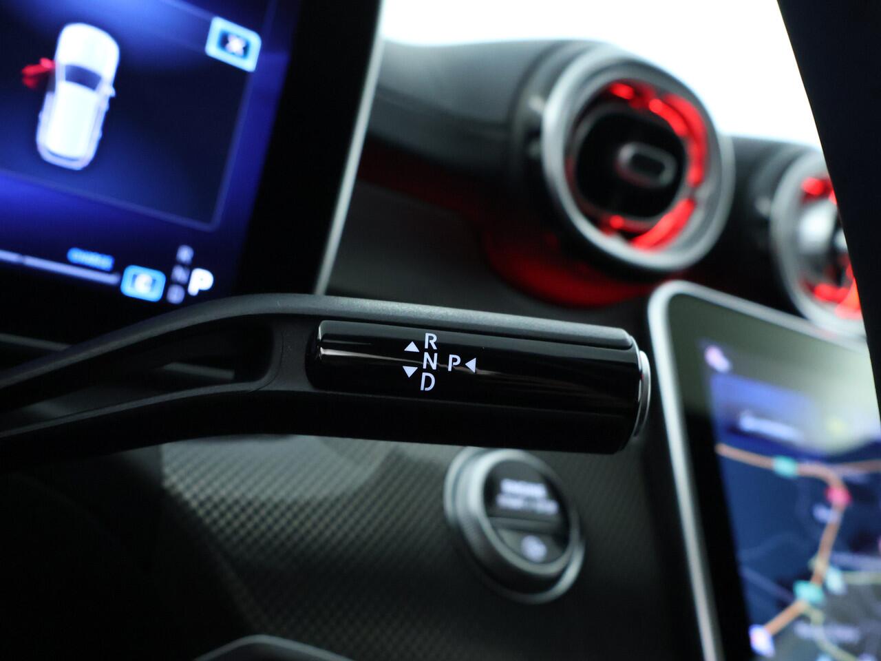 Mercedes-Benz C-KLASSE Estate 180 Star Edition AMG Line | AMG Line | Panoramadak | Trekhaak | Memory voorstoelen | Alarm Klasse 3 | Dodehoek Assist | Easy-Pack Achterklep. Inclusief 24 maanden MB Certified garantie voor Europa.