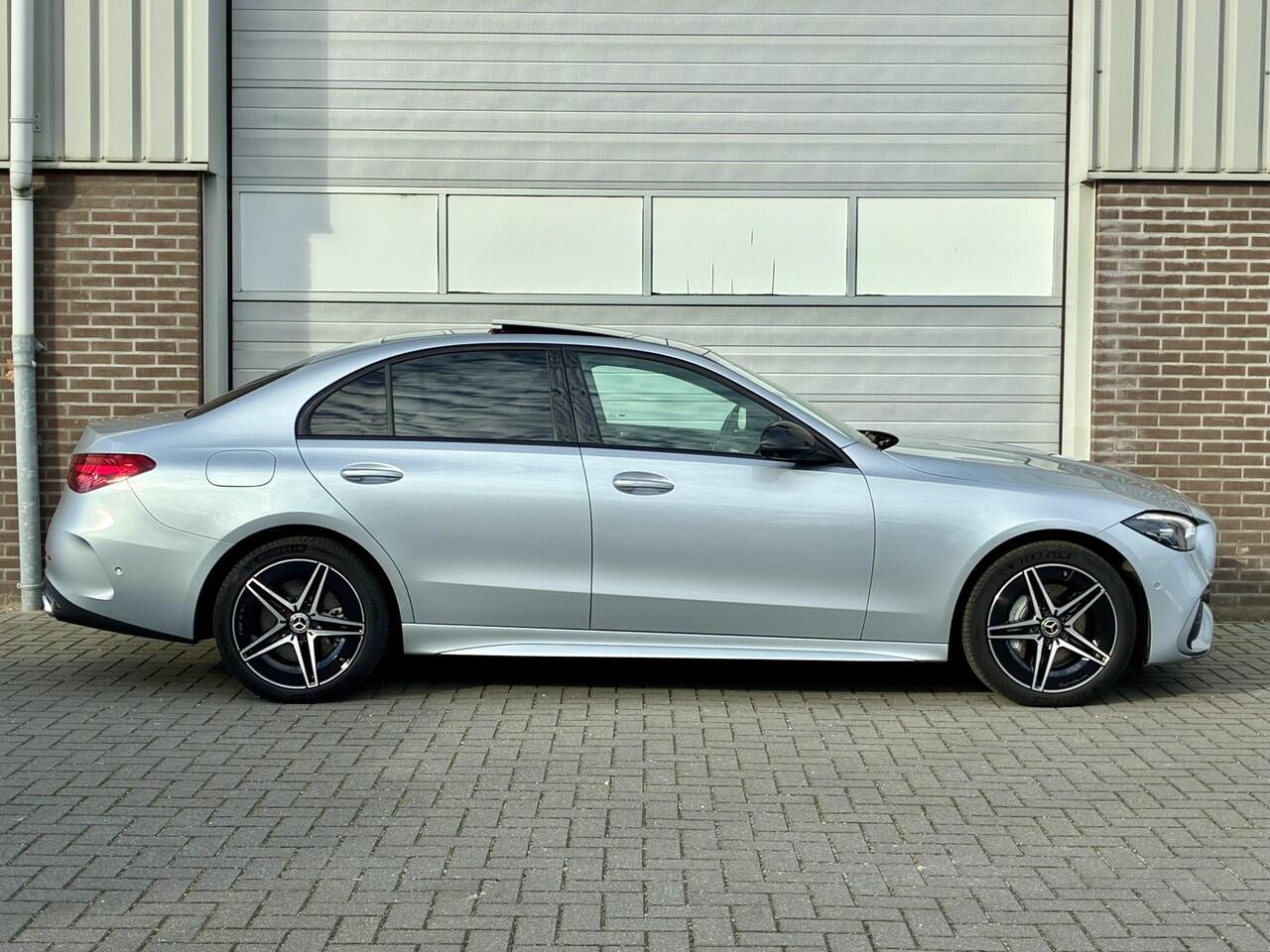 Mercedes-Benz C-KLASSE 300 e | AMG Line | Panoramadak | Trekhaak | Premium Plus | Night Pakket | Winter Pakket | Elektrisch Verstelbare Stoelen + Memory | Head-up Display | 360° Camera | Dodehoekassistent | Stuurverwarming | Stoelverwarming | Sfeerverlichting