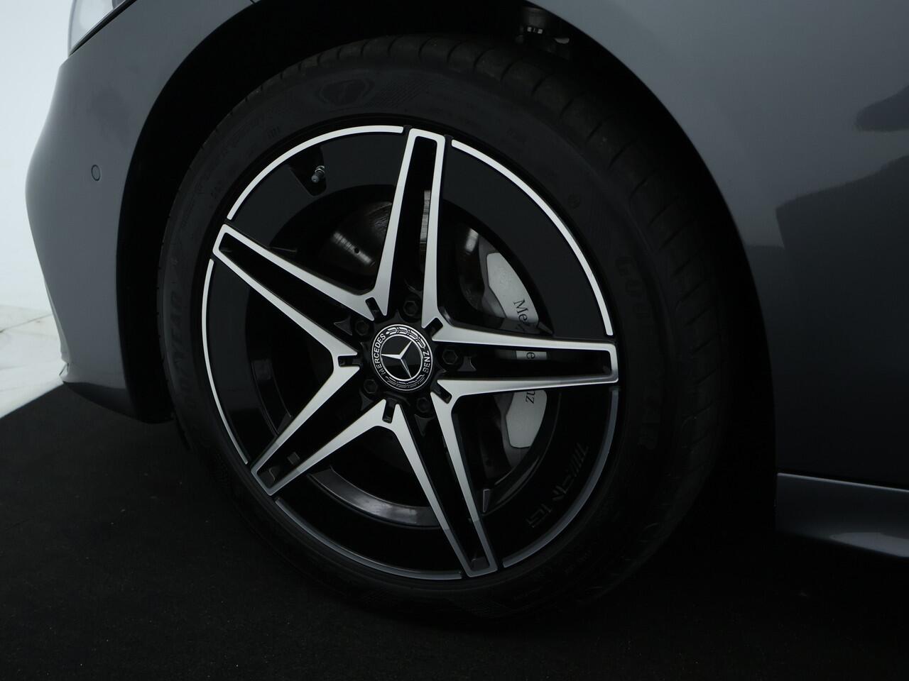 Mercedes-Benz C-KLASSE Estate 300 e AMG Plug-In Hybride AMG Line | Night Pakket | Trekhaak | Panorama Schuif-Kanteldak | Dodehoek Assist. Inclusief 24 maanden MB Certified garantie voor Europa.