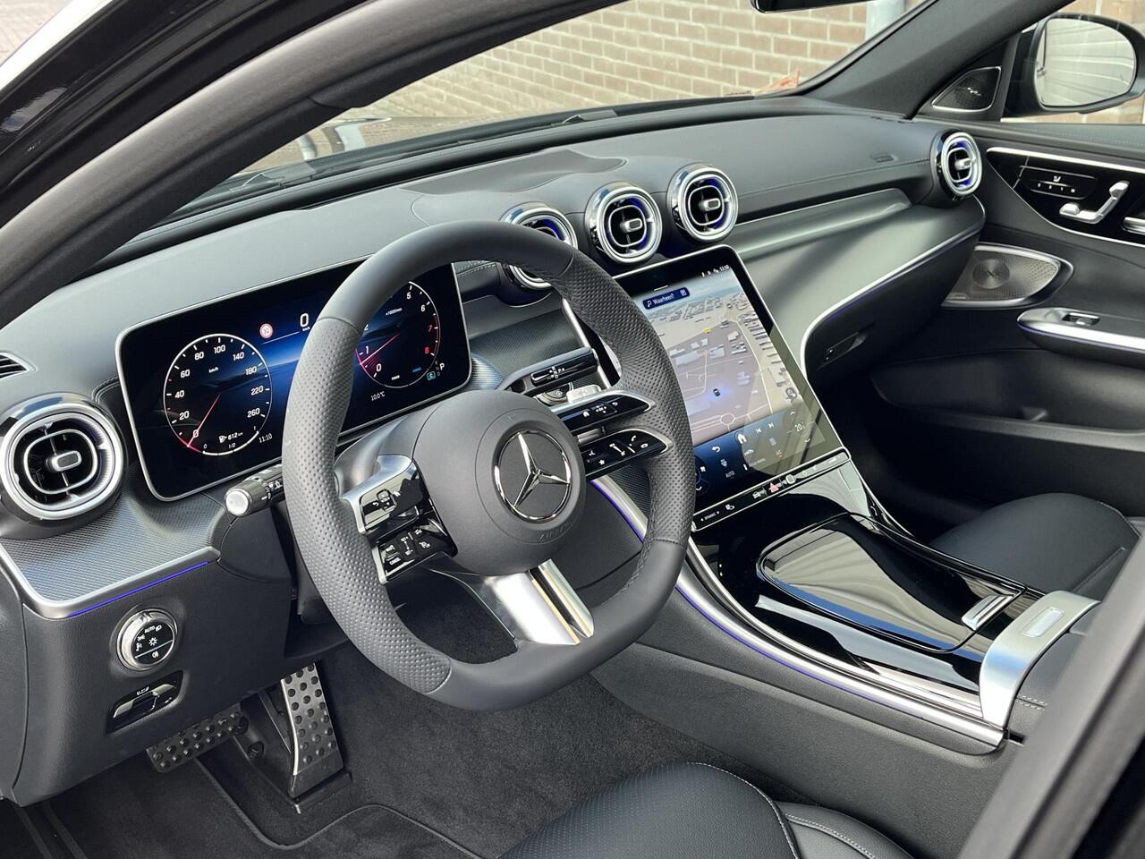 Mercedes-Benz C-KLASSE Estate 180 Star Edition AMG | Night Pakket | Panoramadak | Burmester 3D Surround Sound | Elektrisch Verstelbare Stoelen + Memory | Dodehoekassistent | Apple CarPlay | Android Auto | Sfeerverlichting | Stoelverwarming | Achteruitrijcamera