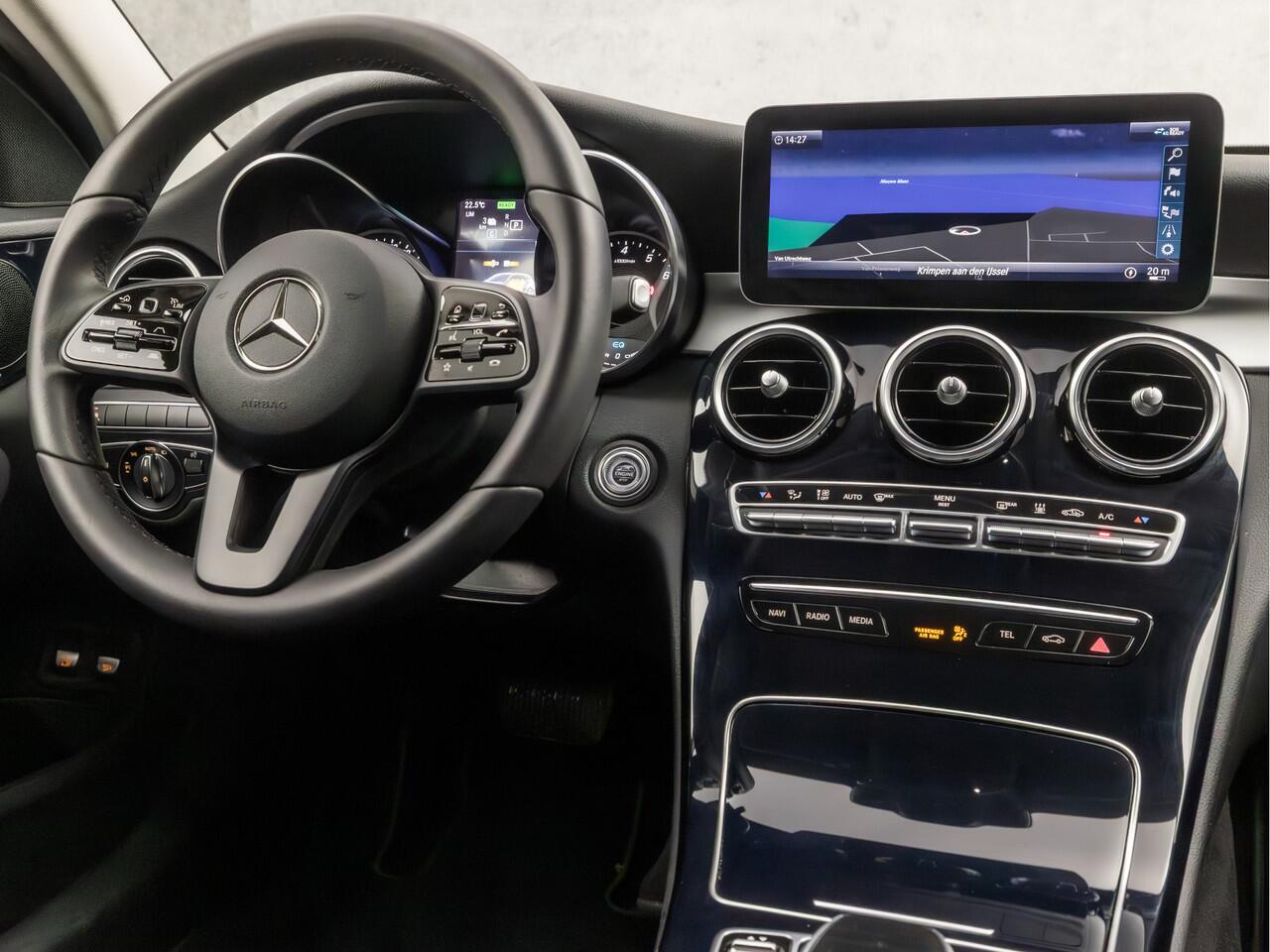 Mercedes-Benz C-KLASSE Estate 300e PHEV AMG Sport 320Pk Automaat (APPLE CARPLAY, GROOT NAVI, CAMERA, ELEK SPORTSTOELEN, ADAPTIVE CRUISE, STOELVERWARMING, GETINT GLAS, TREKHAAK, NIEUWSTAAT)