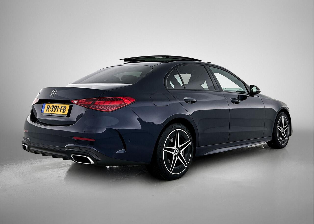 Mercedes-Benz C-KLASSE 300 e AMG Plug-In Hybride | AMG Line | Night Pakket | Schuif-Kanteldak | Alarm | Sfeerverlichting | Dodehoek Assist. Inclusief 24 maanden MB Certified garantie voor Europa.