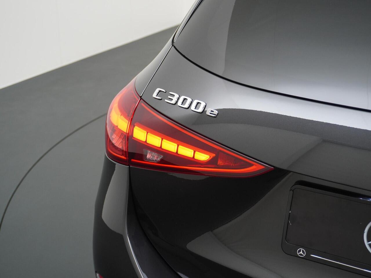 Mercedes-Benz C-KLASSE Estate 300 e Business Solution AMG | Panorama - Schuifdak | Trekhaak Wegklapbaar | Niveauregeling | Head-Up Display | Memorystoelen | Burmester Surround Sound | Apple Carplay & Android Auto