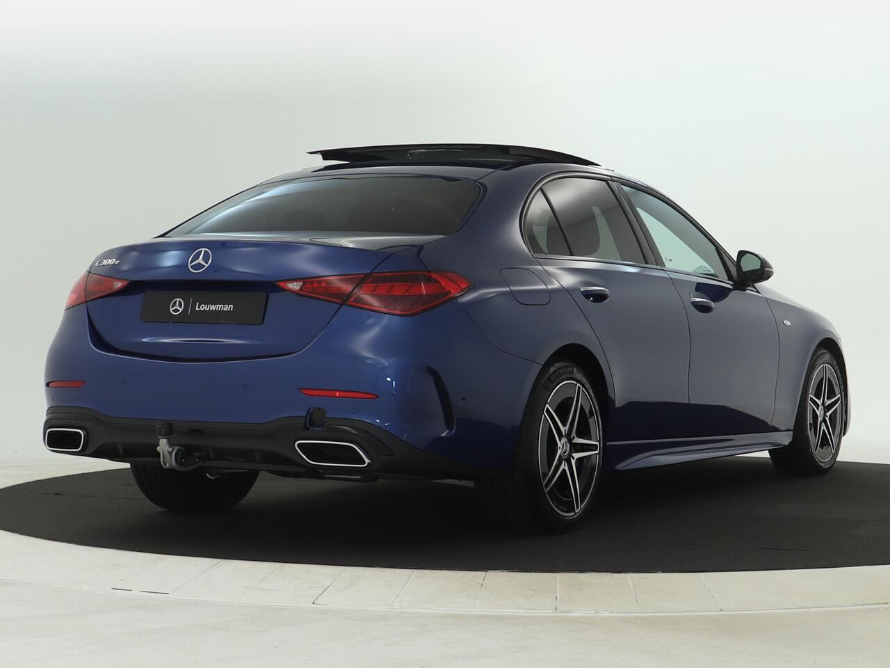 Mercedes-Benz C-KLASSE 300 e Business Solution AMG Nightpakket | Trekhaak | Panoramadak | Burmester | Head Up | Dode Hoek Ass. | 360°-camera | Memory | Alarm | Inclusief 24 maanden Mercedes-Benz Certified garantie voor Europa.