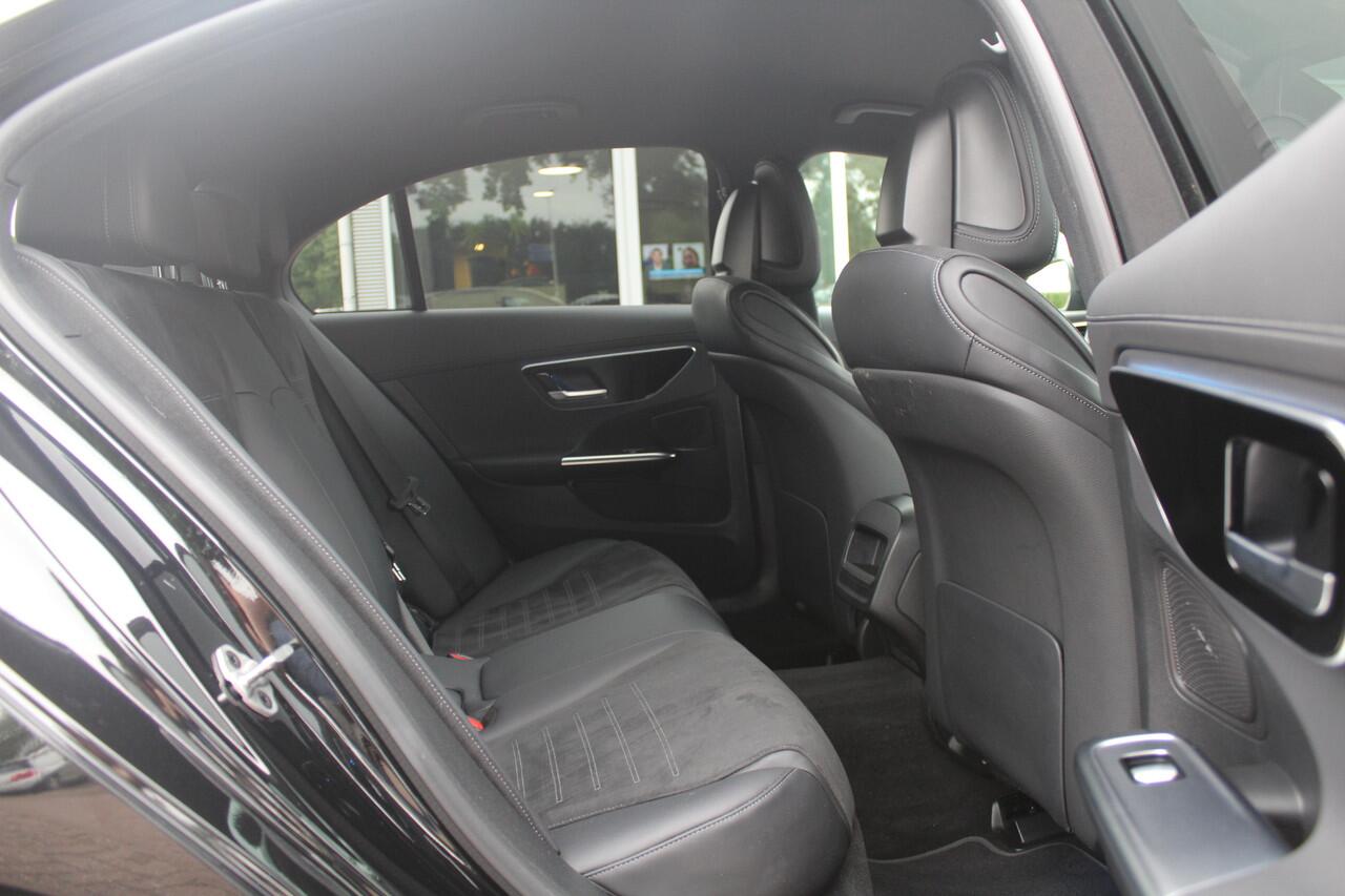 Mercedes-Benz C-KLASSE 180 AMG Line / Camera / Leder&Alcantara / 18'' / Navigatie / DAB / Dodehoek / Stoelverwarming / Cruise Control