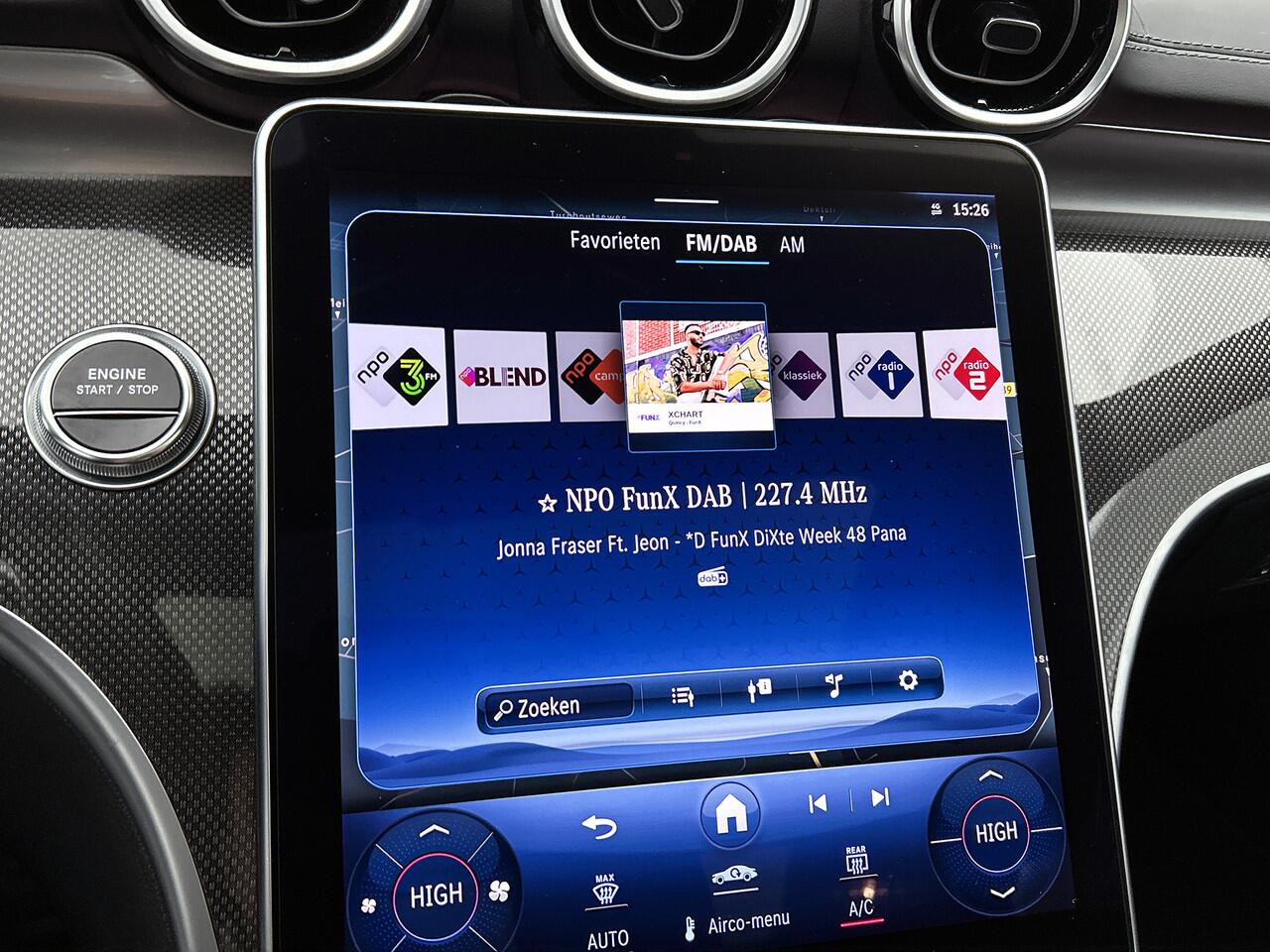 Mercedes-Benz C-KLASSE 300 e AMG Plug-In Hybride | AMG Line | Night Pakket | Schuif-Kanteldak | Alarm | Sfeerverlichting | Dodehoek Assist. Inclusief 24 maanden MB Certified garantie voor Europa.