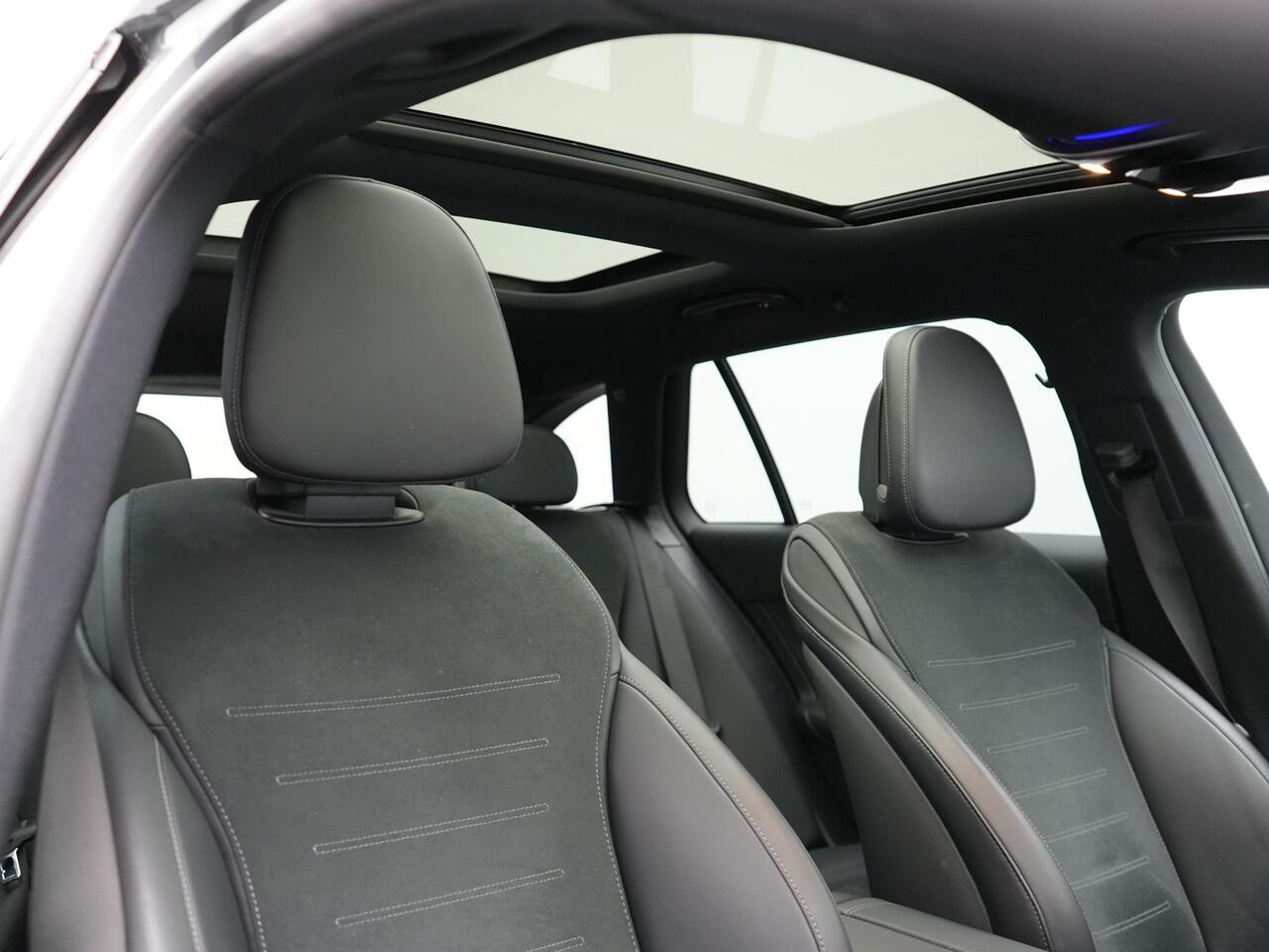 Mercedes-Benz C-KLASSE Estate 300 e AMG Night Plug In Hybrid 320pk Dealer O.H. NIEUW MODEL PHEV | Panodak | Trekhaak af Fabriek | Alcantara Sportstoelen Verwarmd | Sfeerverlichting | Navigatie | Apple Carplay | Virtual | Camera | DAB |