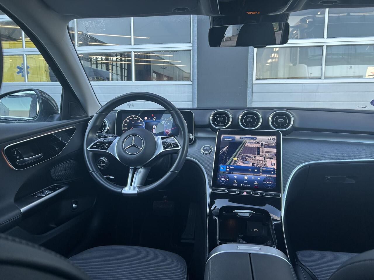 Mercedes-Benz C-KLASSE Estate 180 | Panoramadak | Apple CarPlay | Stoelverwarming | Sfeerverlichting | Achteruitrijcamera