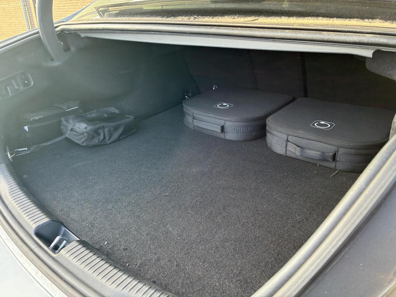 Mercedes-Benz C-KLASSE 300 e | AMG Line | Panoramadak | Trekhaak | Premium Plus | Night Pakket | Winter Pakket | Elektrisch Verstelbare Stoelen + Memory | Head-up Display | 360° Camera | Dodehoekassistent | Stuurverwarming | Stoelverwarming | Sfeerverlichting