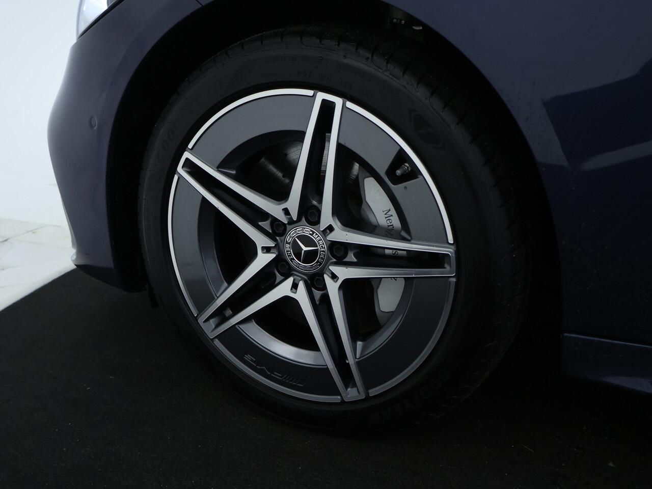 Mercedes-Benz C-KLASSE Estate 300 e AMG Plug-In Hybride AMG Line | Trekhaak | Panorama Schuif-Kanrteldak | Distronic | Stuur en Stoelverwarming. Inclusief 24 maanden Mercedes-Benz Certified garantie voor Europa.