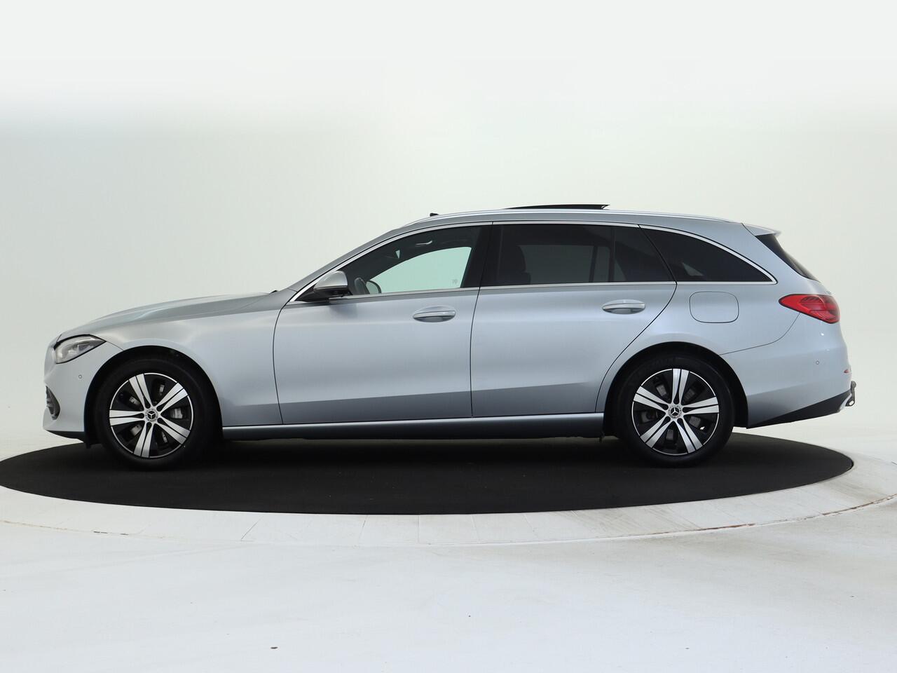 Mercedes-Benz C-KLASSE Estate 300 e AMG Plug-In Hybride Panorama Schuif-Kanteldak | Trekhaak | Digital Light | 360° camera | Easy Pack Achterklep | Apple CarPlay. Inclusief 24 maanden MB Certified garantie voor Europa.