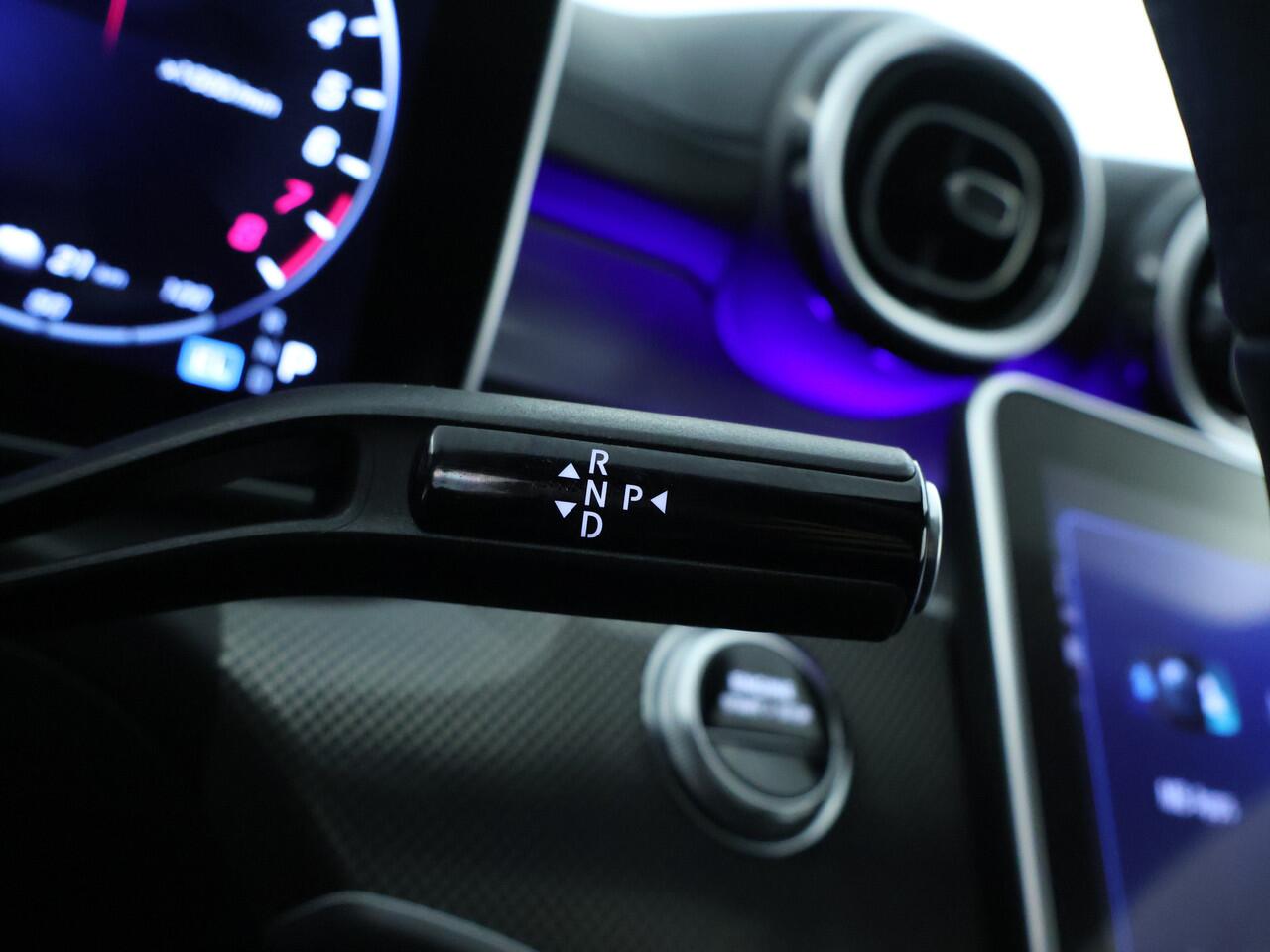 Mercedes-Benz C-KLASSE Estate 300 e AMG Plug-In Hybride AMG Line | Trekhaak | Panorama Schuif-Kanrteldak | Distronic | Stuur en Stoelverwarming. Inclusief 24 maanden Mercedes-Benz Certified garantie voor Europa.